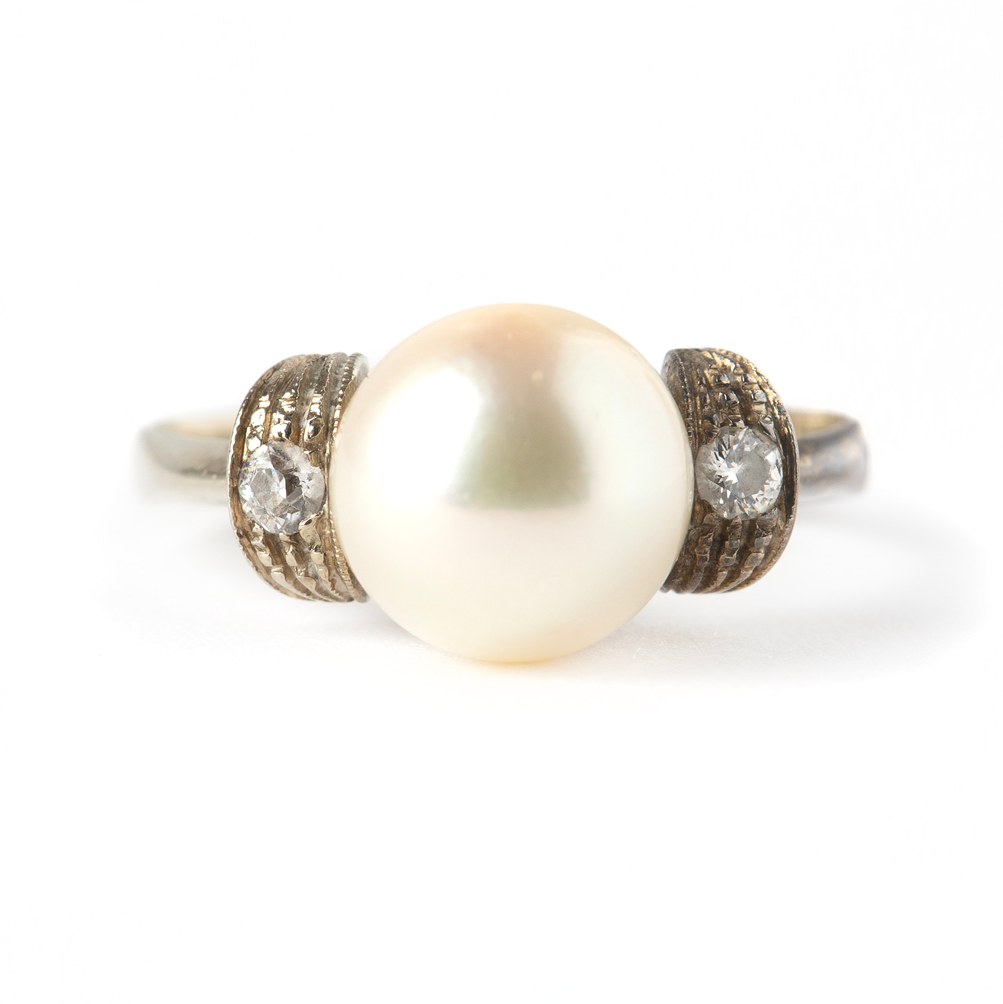 RING, 18K vitguld med gammalslipade diamanter, totalt ca 0.10 ct samt odlad pärla.