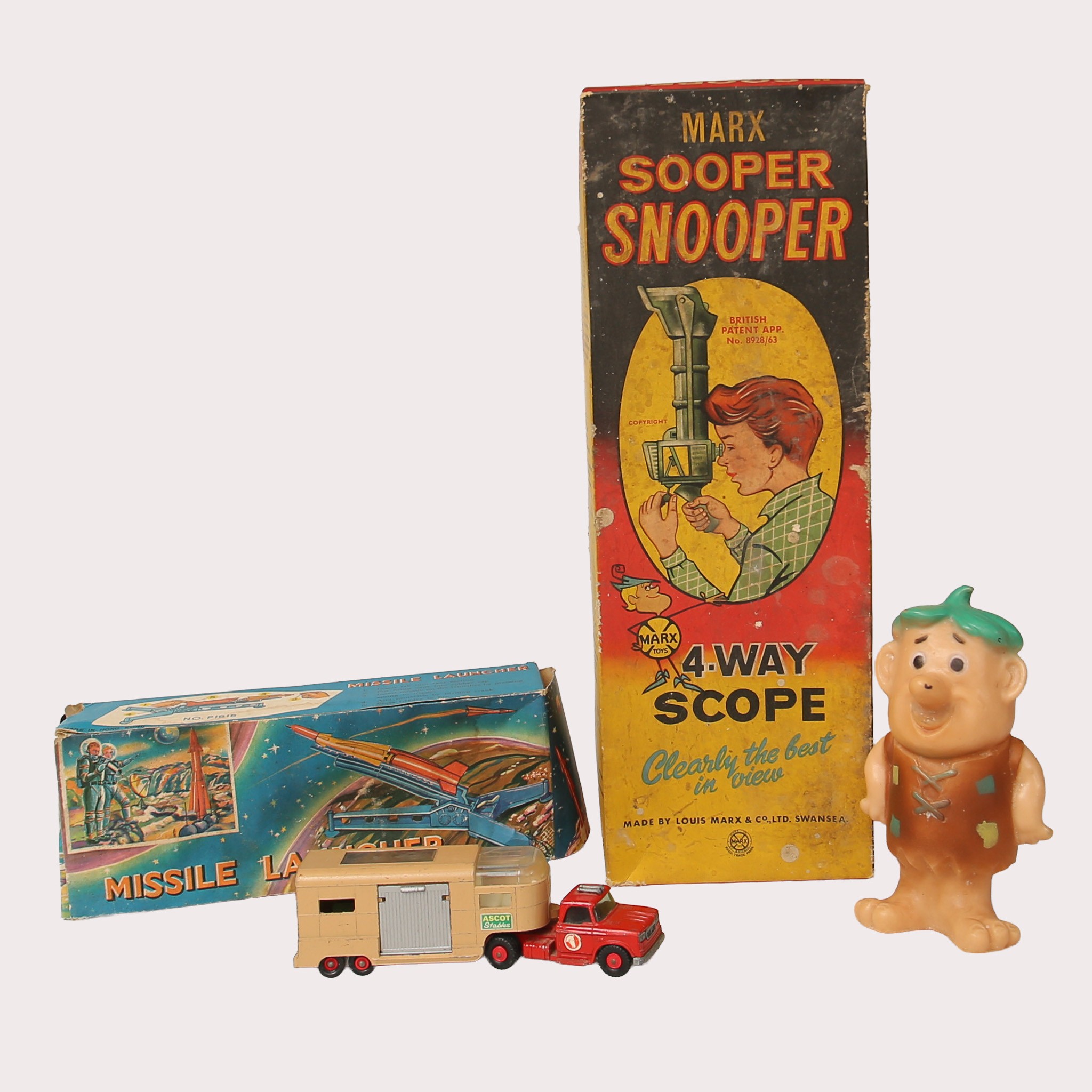 BARNEY figur från familjen flinta, mm. MISSILE LAUNCHER. 4 WAY SCOPE, Matchbox hästtransport. 1960-70-tal.