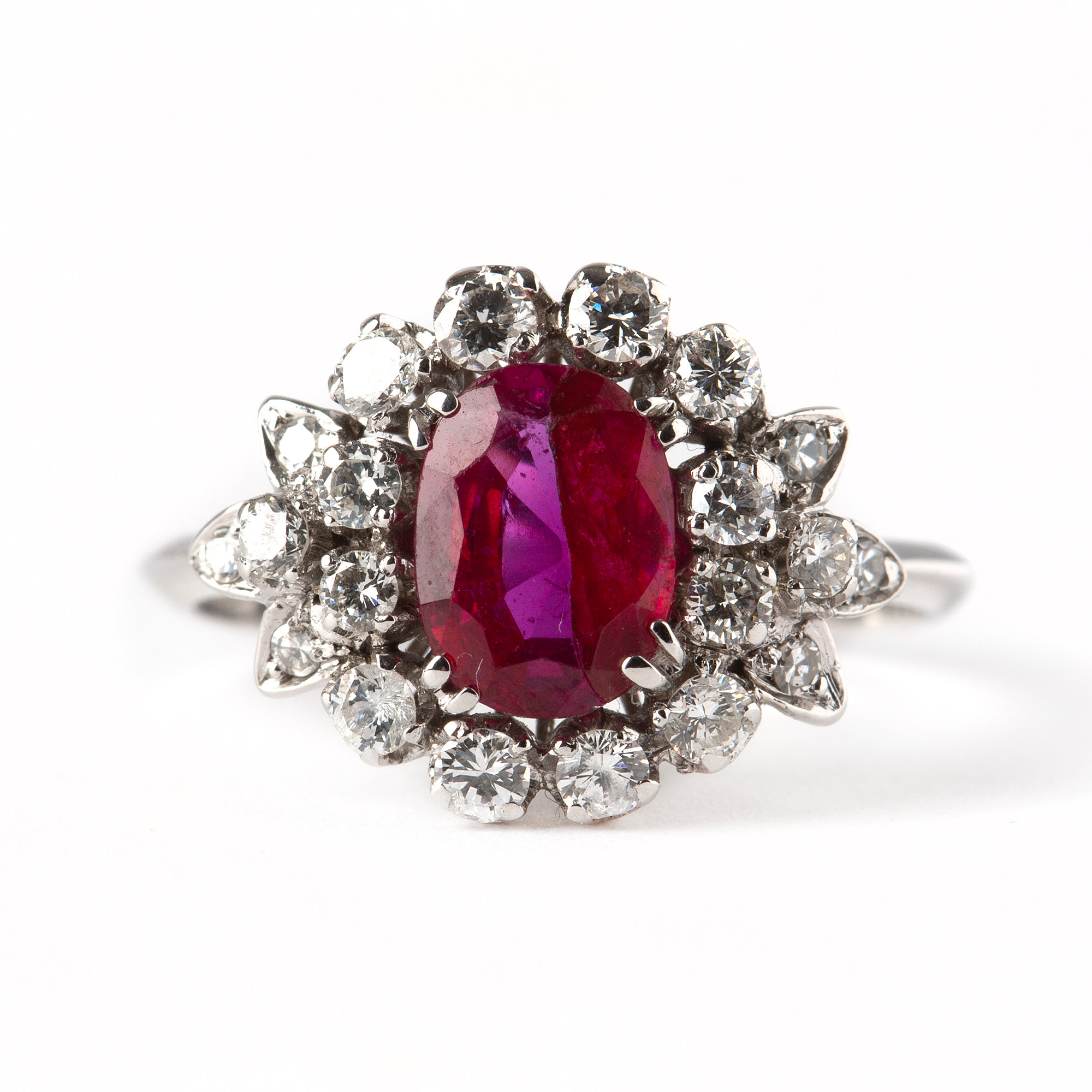RING, 18K vitguld med briljantslipade diamanter, totalt ca 0.50 ct samt fasettslipad rubin ca 1.30 ct.