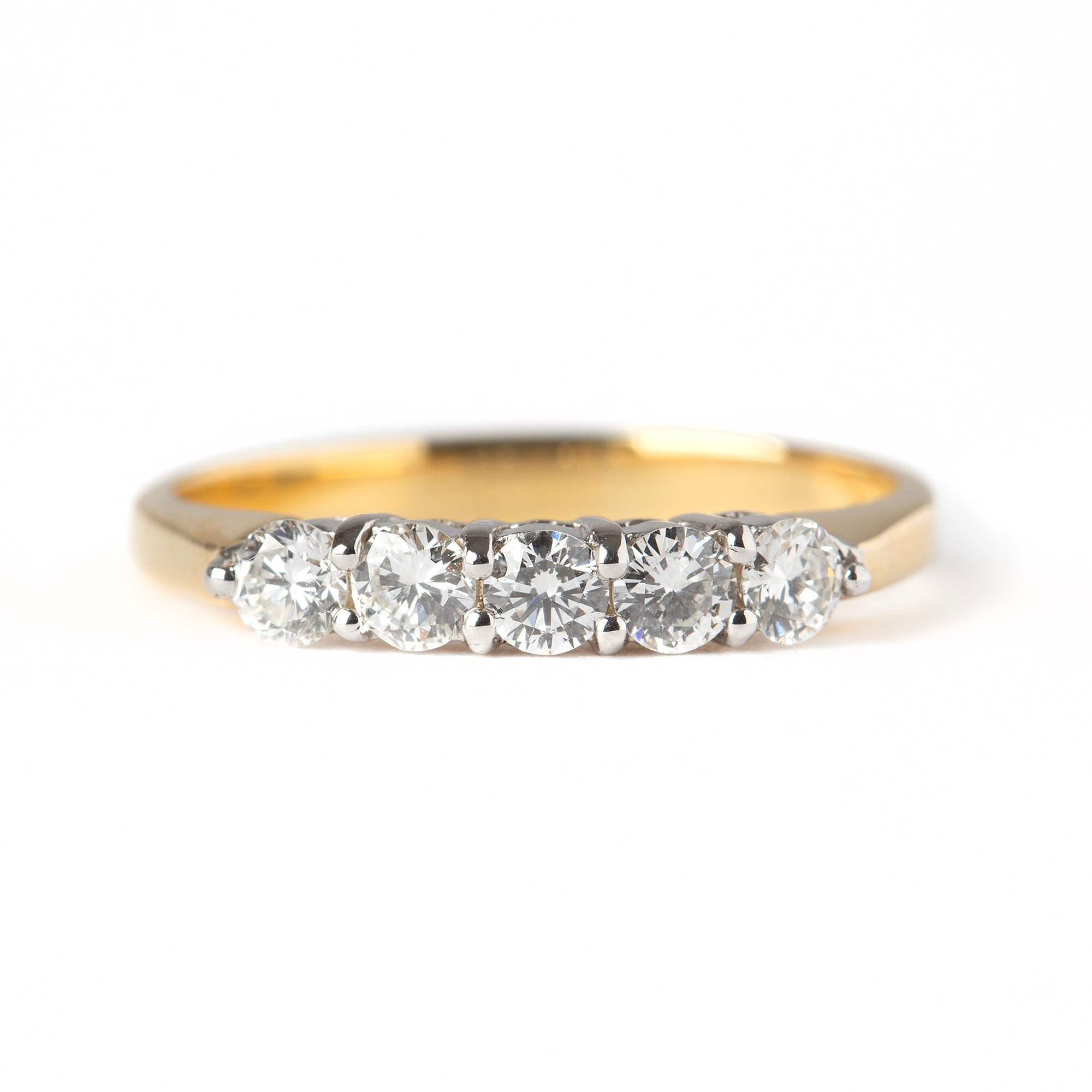 RING, 18K guld och vitguld med briljantslipade diamanter, totalt ca 0.50 ct.