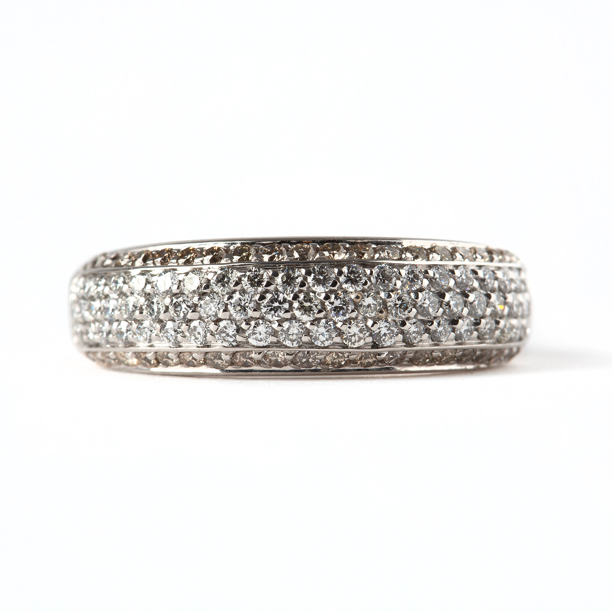 BUCHERER, ring, 18K vitguld med briljantslipade diamanter, totalt ca 1.00 ct.