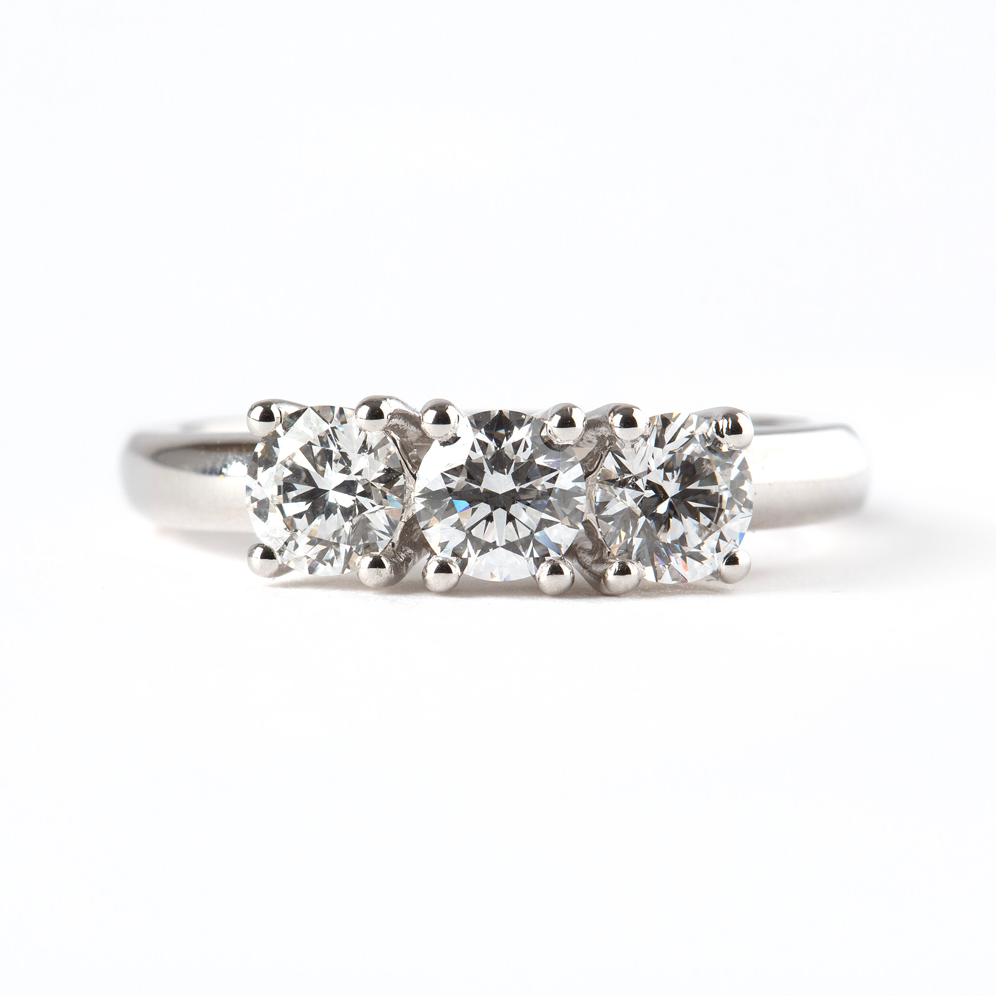 RING, 18K vitguld med slipade diamanter, totalt 1.20 ct.