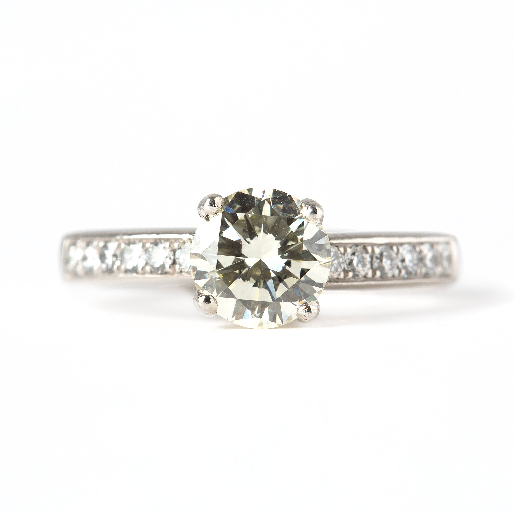 RING, platina med briljantslipad diamant ca 1.45 ct samt briljantslipade diamanter, totalt ca 0.20 ct.