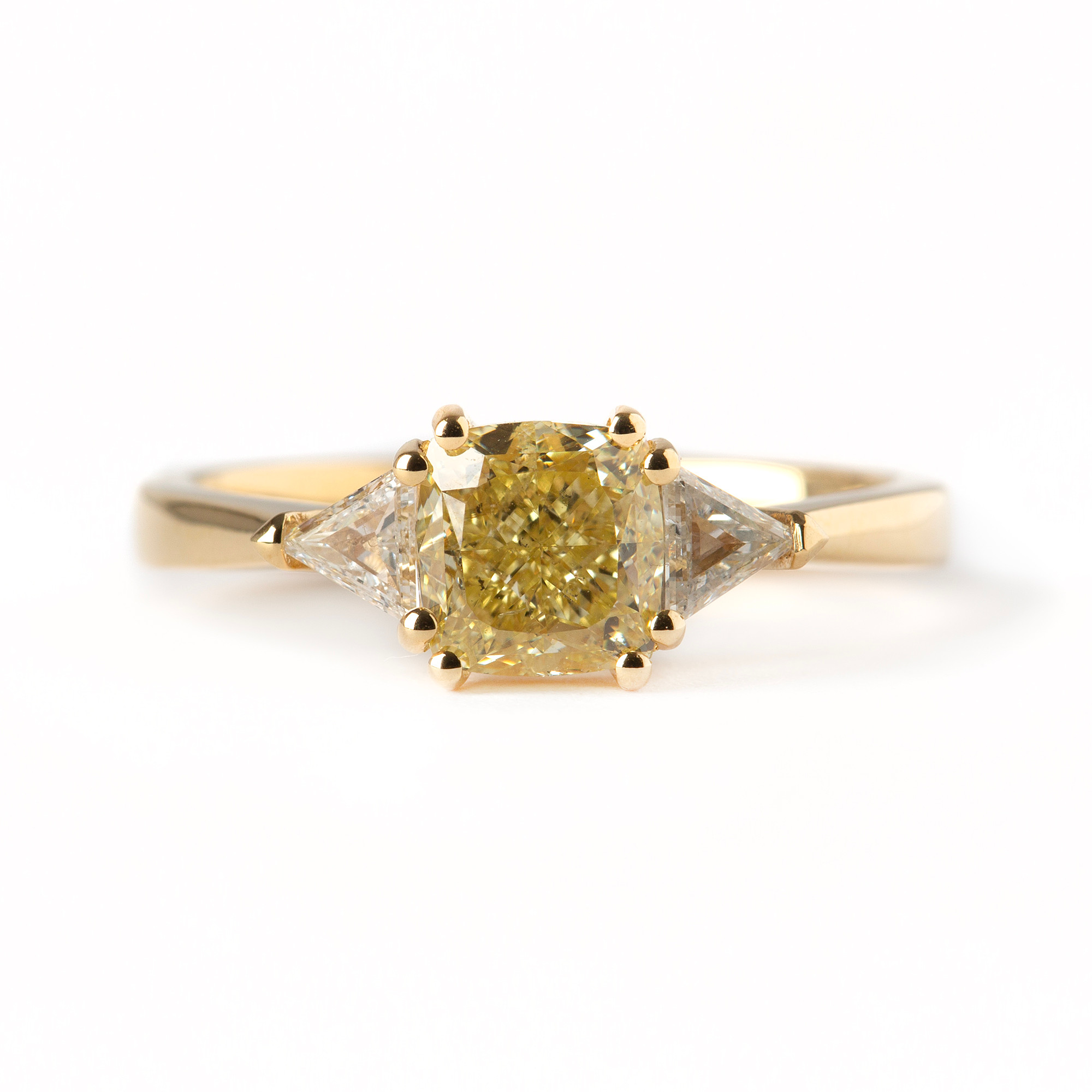 RING, 18K vitguld med cushionslipad diamant 1.59 ca samt triangelslipade diamanter totalt ca 0.25 ct.