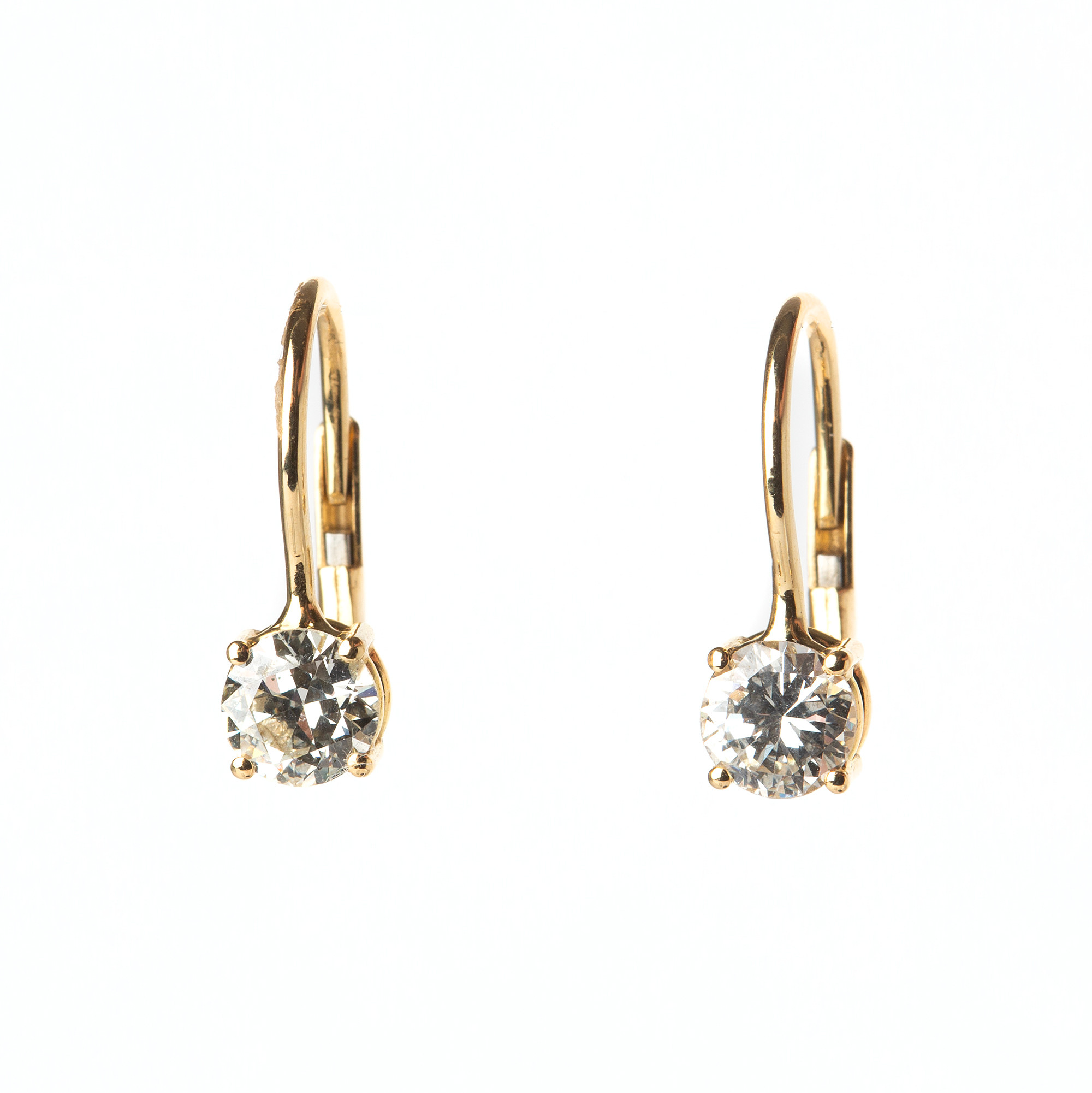 ÖRHÄNGEN, 18K guld med en äldre briljantslipade diamant och en briljantslipad diamant, totalt ca 1.08 ct.