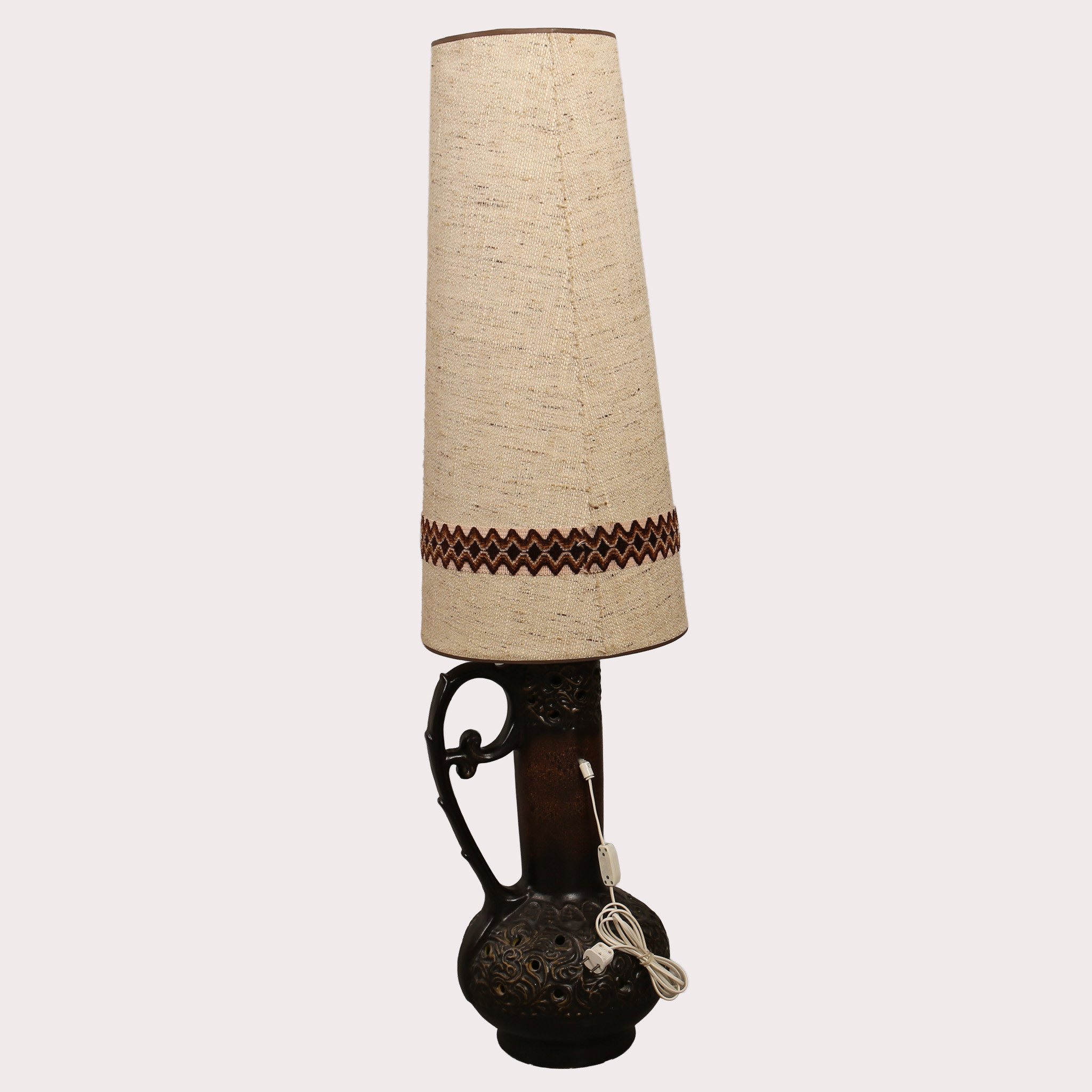 GOLVLAMPA, keramik, genombruten. brunglaserad. Mycket hög textilskärm. 1900-talets sista fjärdedel.