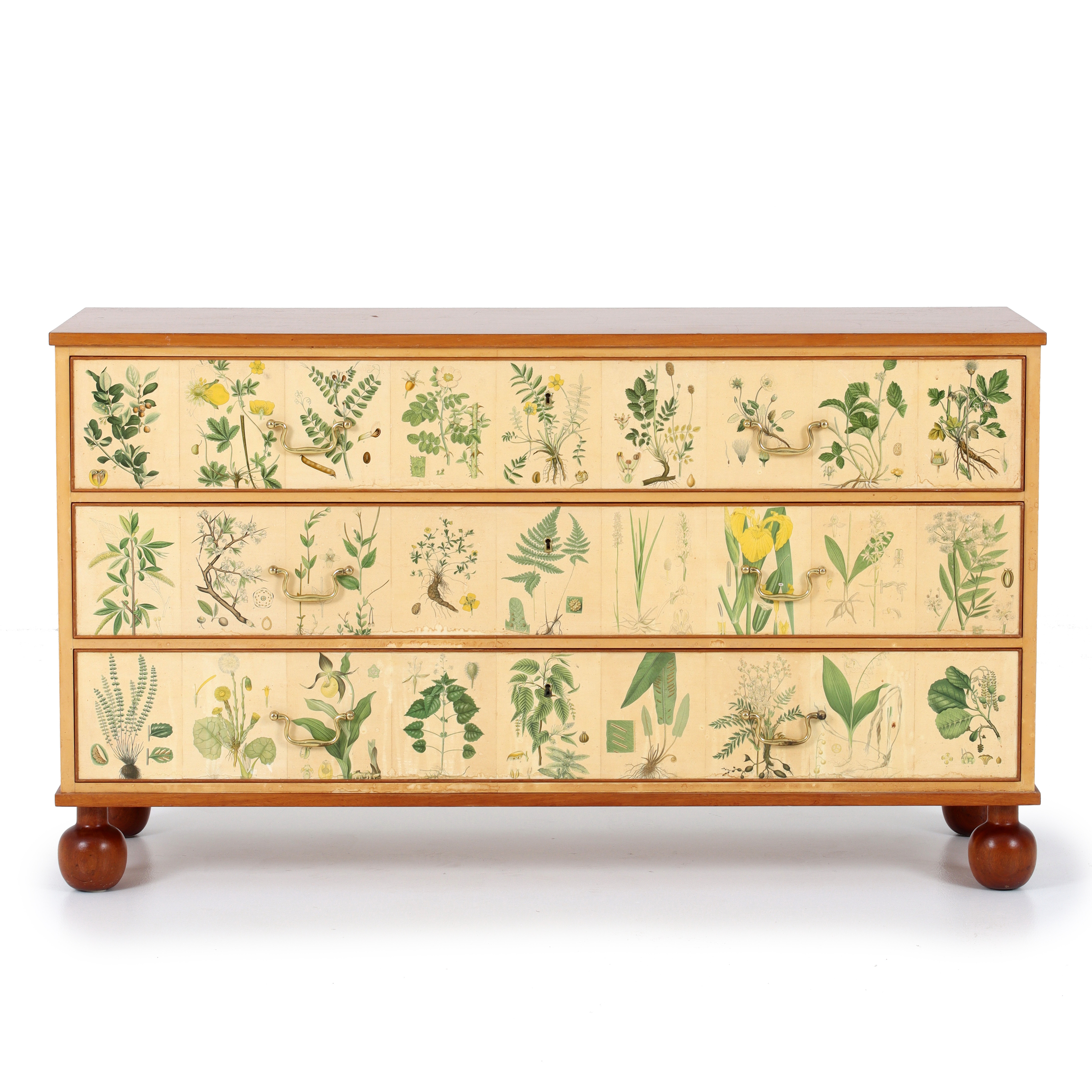 JOSEF FRANK. "Flora", byrå, modellnummer 1050, mahogny, tapetserad med floraplanscher ur Nordens flora av C. A. Lindman, Firma Svenskt Tenn. 1940-tal.