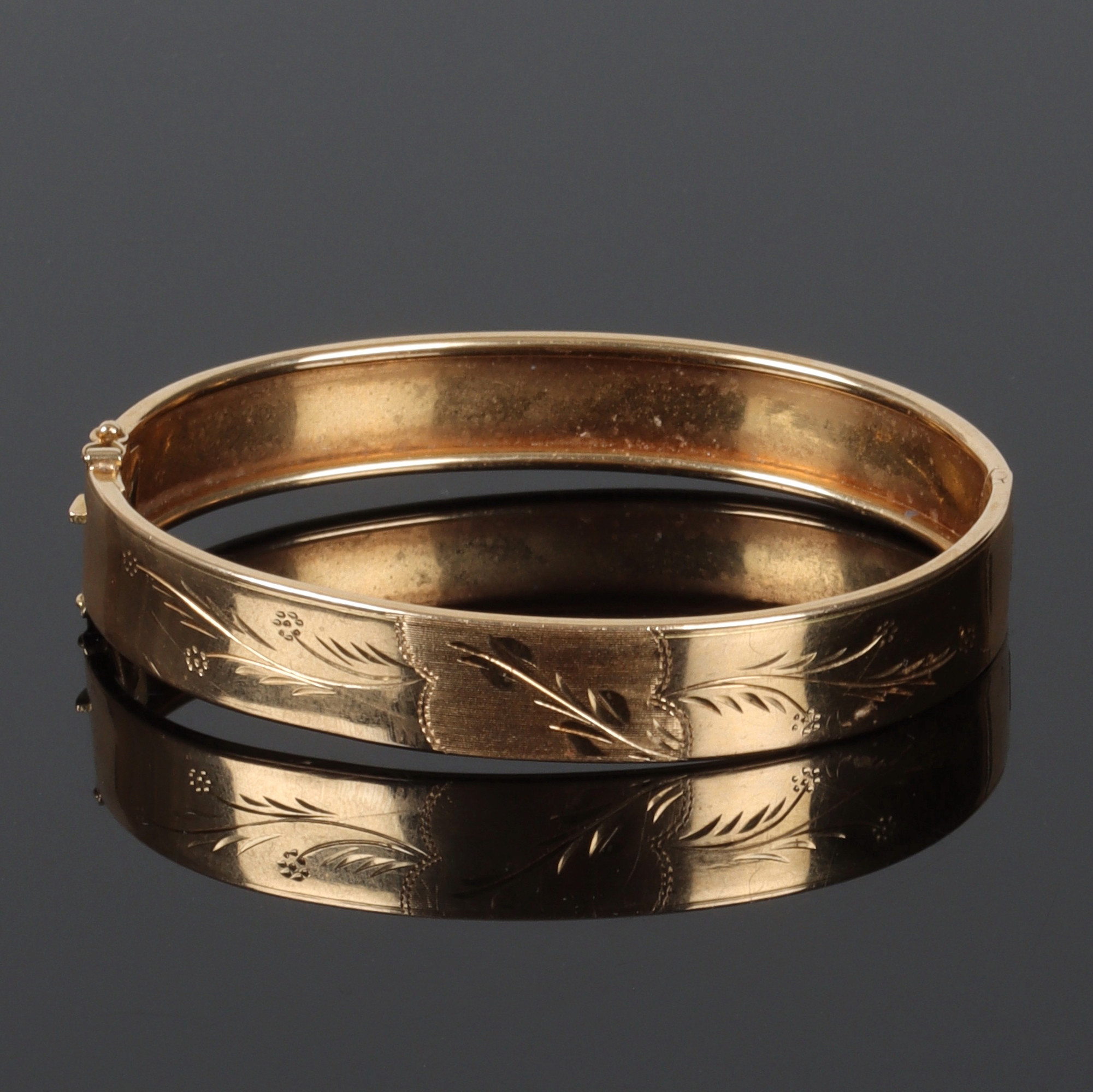 ARMRING, 18k guld, dekor av blommor och blad. 1900-tal.