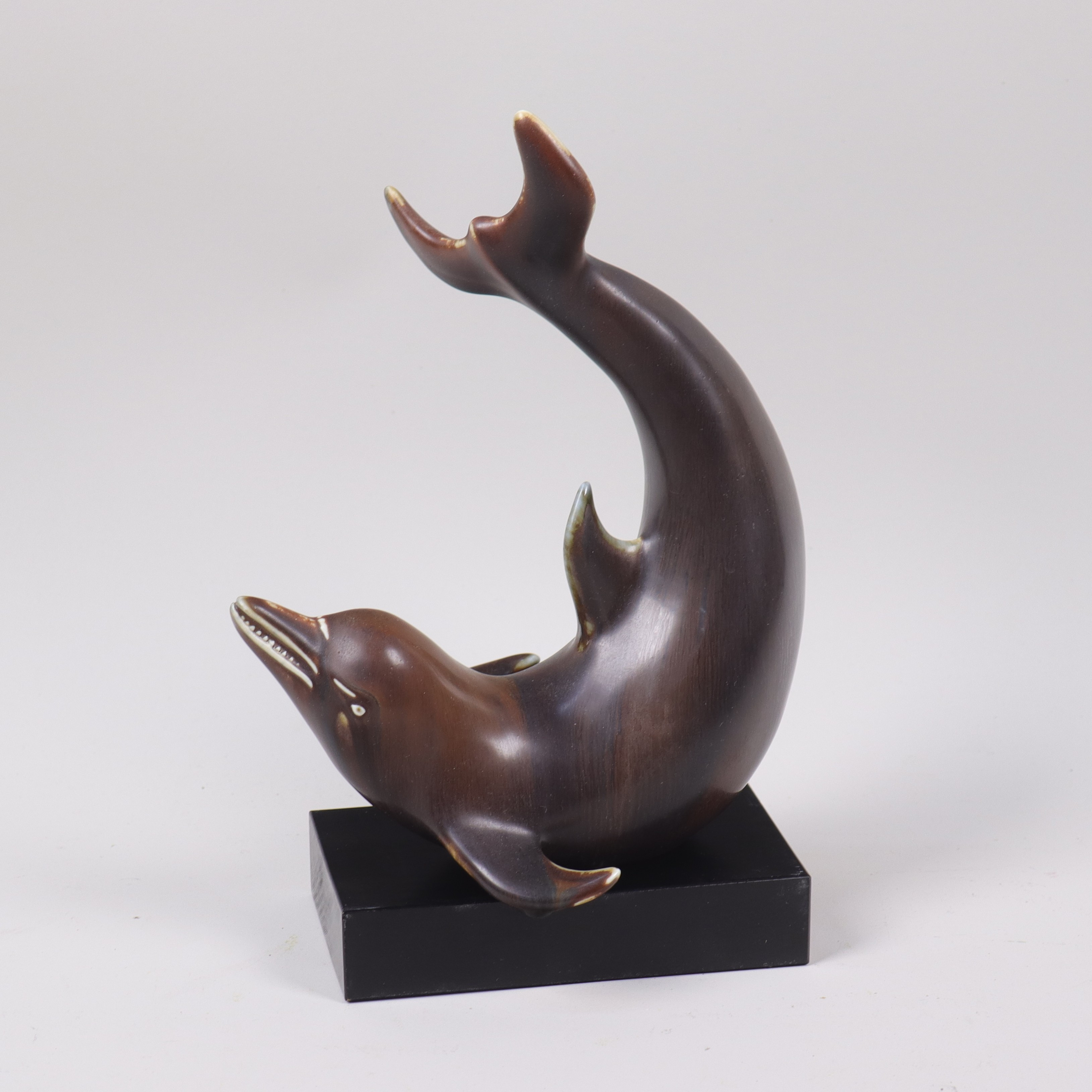 GUNNAR NYLUND. figurin, delfin i stengods med harpälsglasyr.