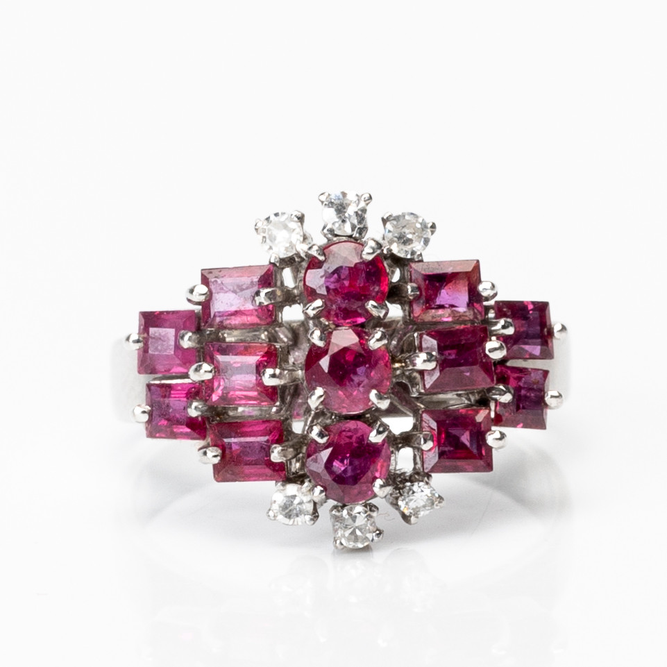 COCKTAILRING, 18K vitguld med sex enkelslipade diamanter samt 13 facettslipade röda stenar, ca 1950-/1960-tal.