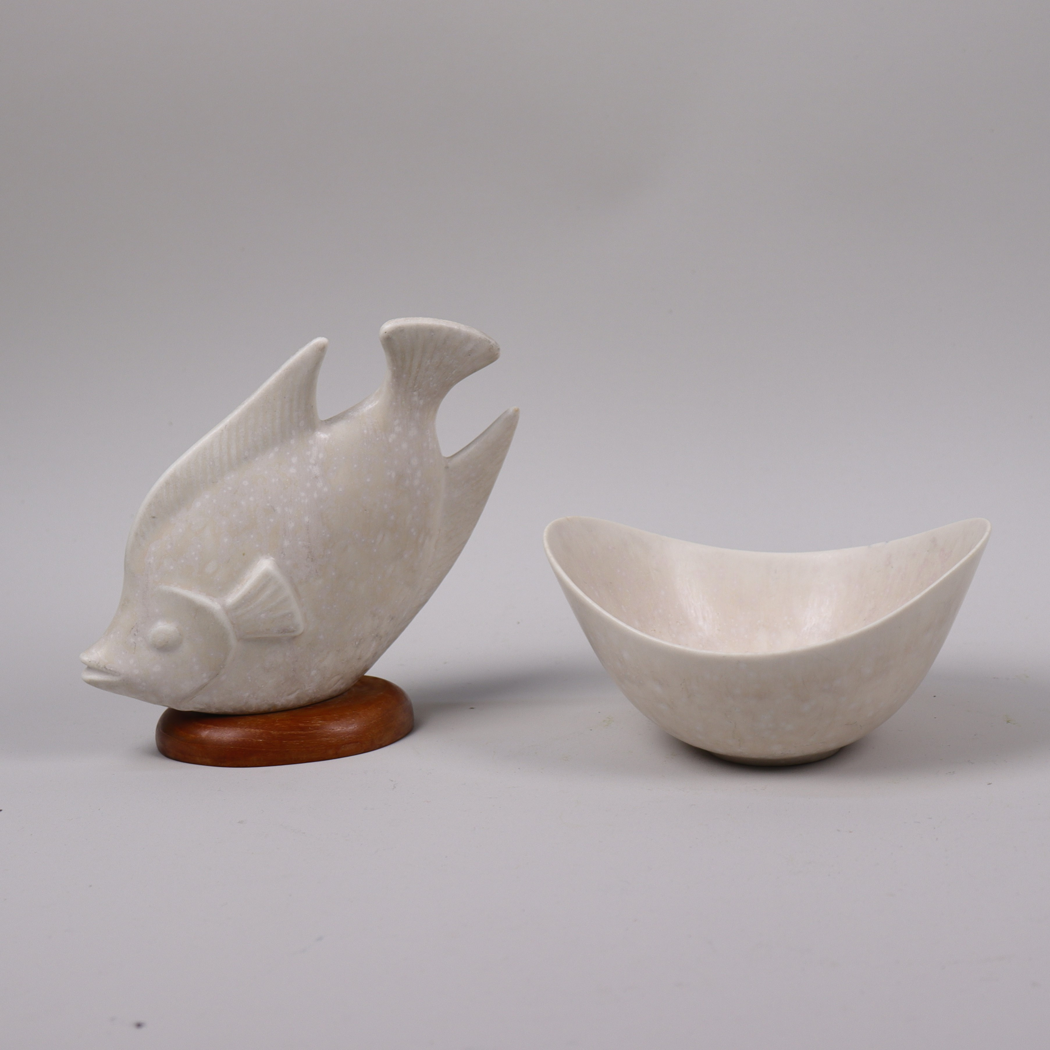 GUNNAR NYLUND. skål och fisk i stengods, Rörstrand, 2 delar.