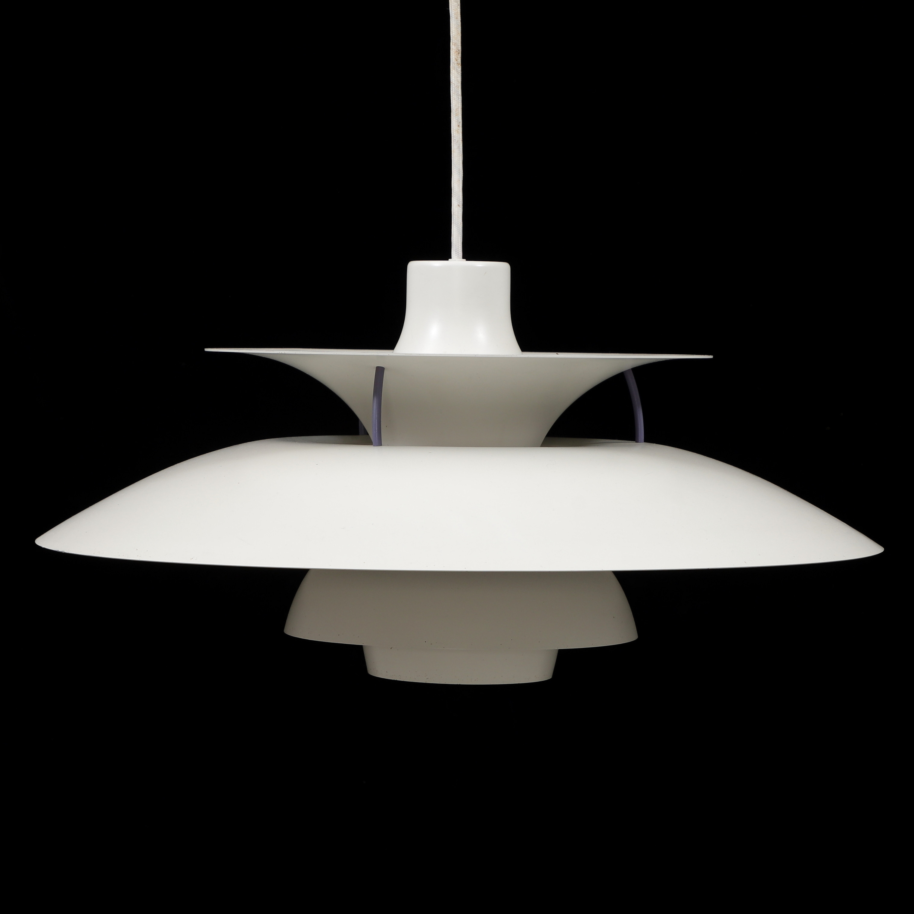 POUL HENNINGSEN. Taklampa, "PH-5", Louis Poulsen, Danmark, 1900-talets andra hälft.