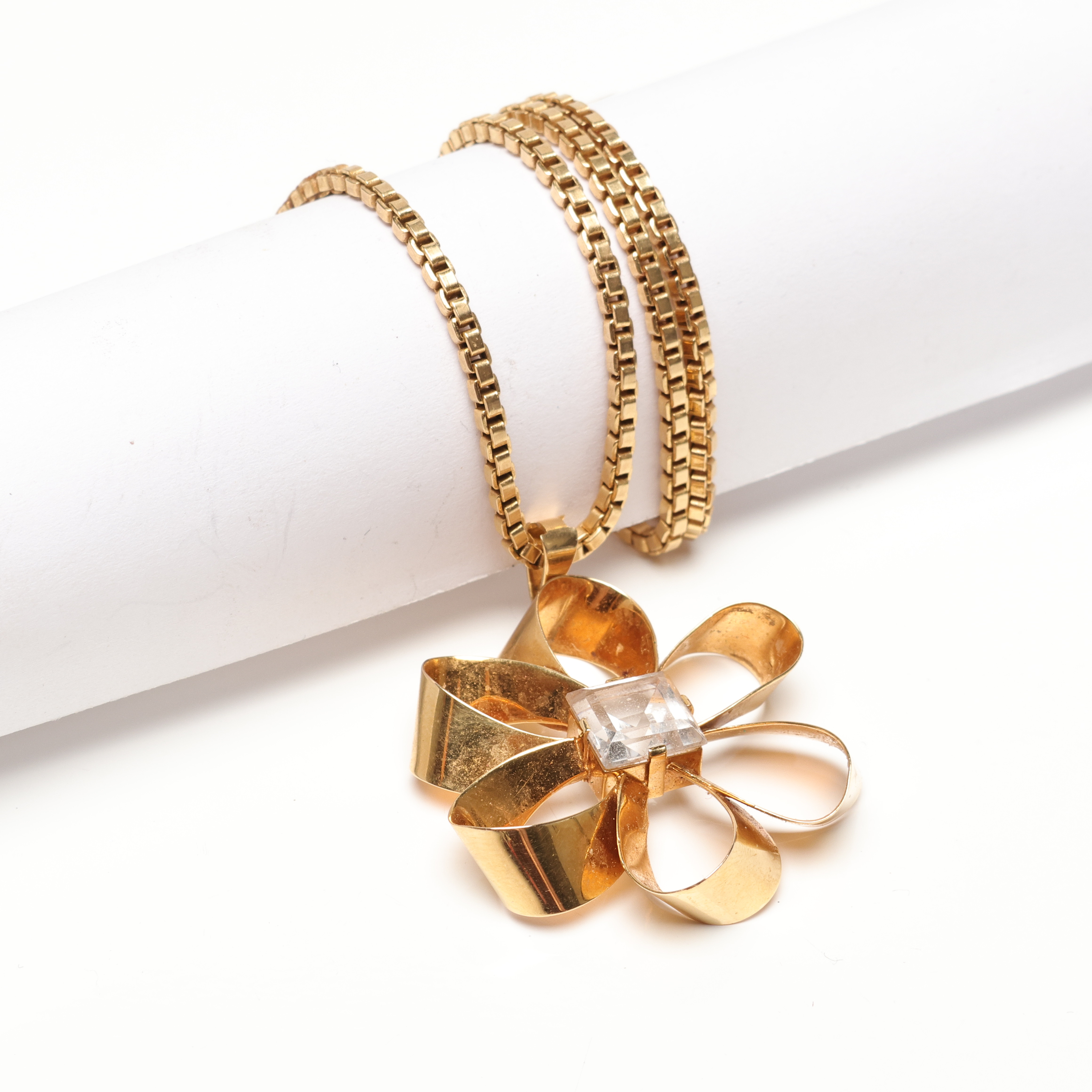 COLLIER med HÄNGE, två delar, guld, 18k, ca 14,7 gram.