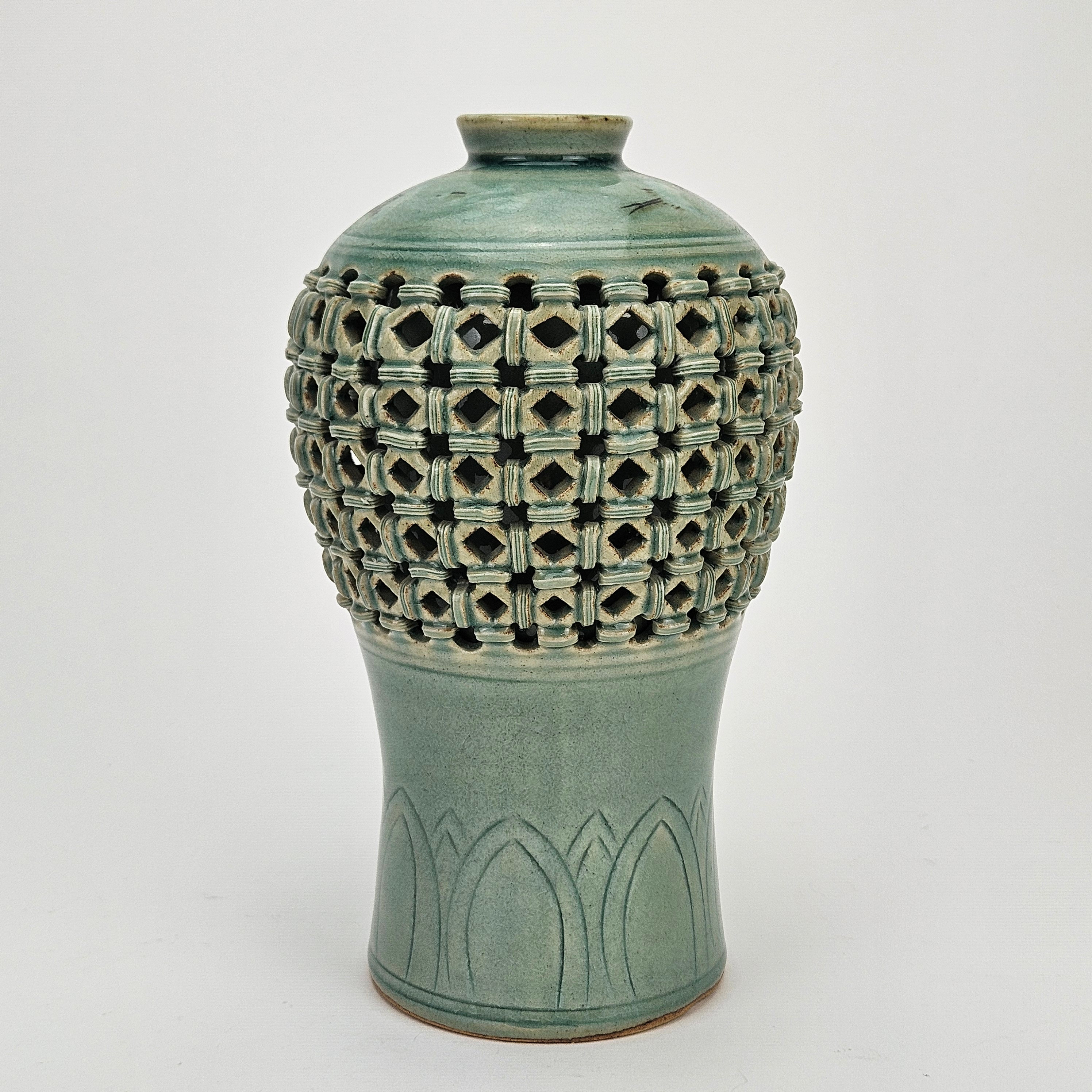 VAS, keramik, orientalisk, signerad.
