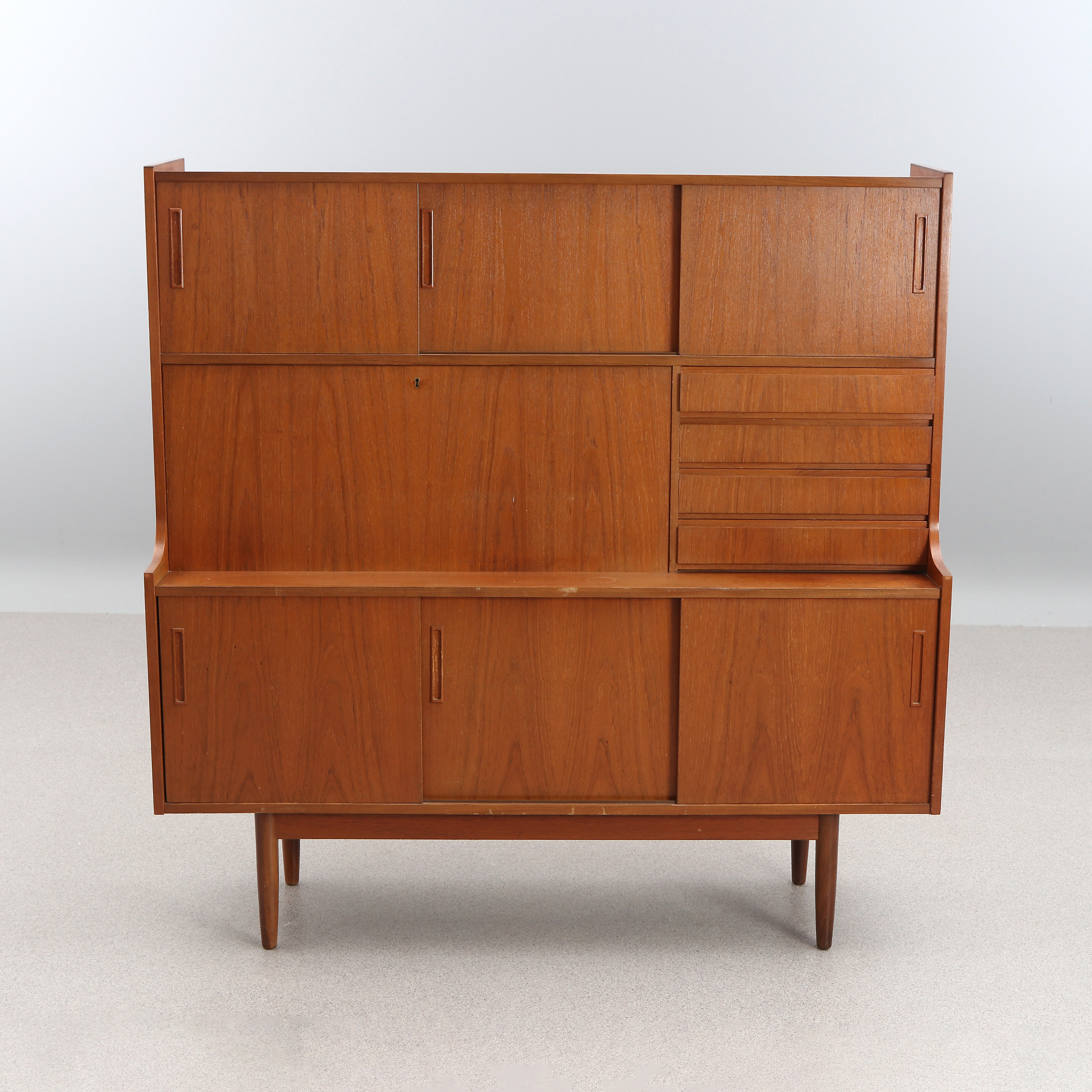 SIDEBOARD. Teak. 1950/60-tal. Omärkt.