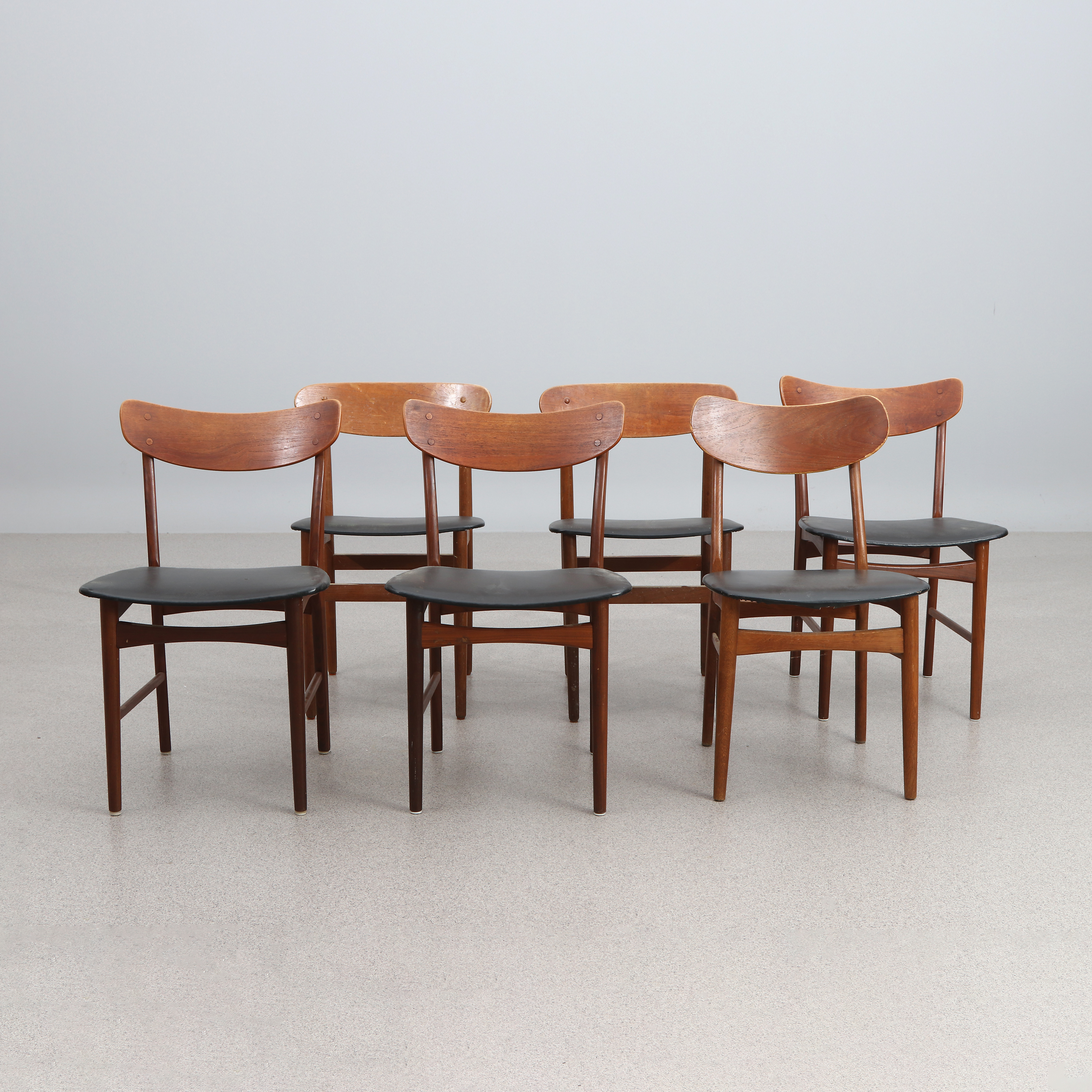 STOLAR, SEX ST. Teak med svart galonklädsel. 1950/60-tal.