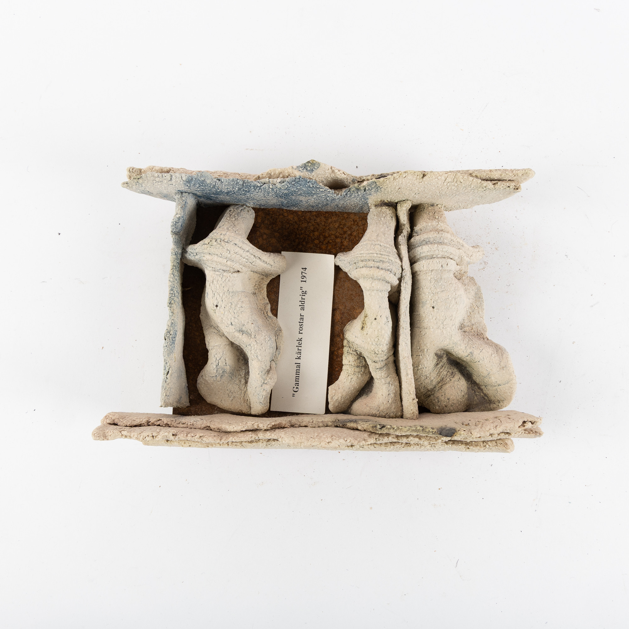 ULLA VIOTTI (1933-2025). Väggskulptur "Gammal kärlek rostar aldrig", glaserat stengods, egen ateljé, Hammenhög, Österlen-1974.