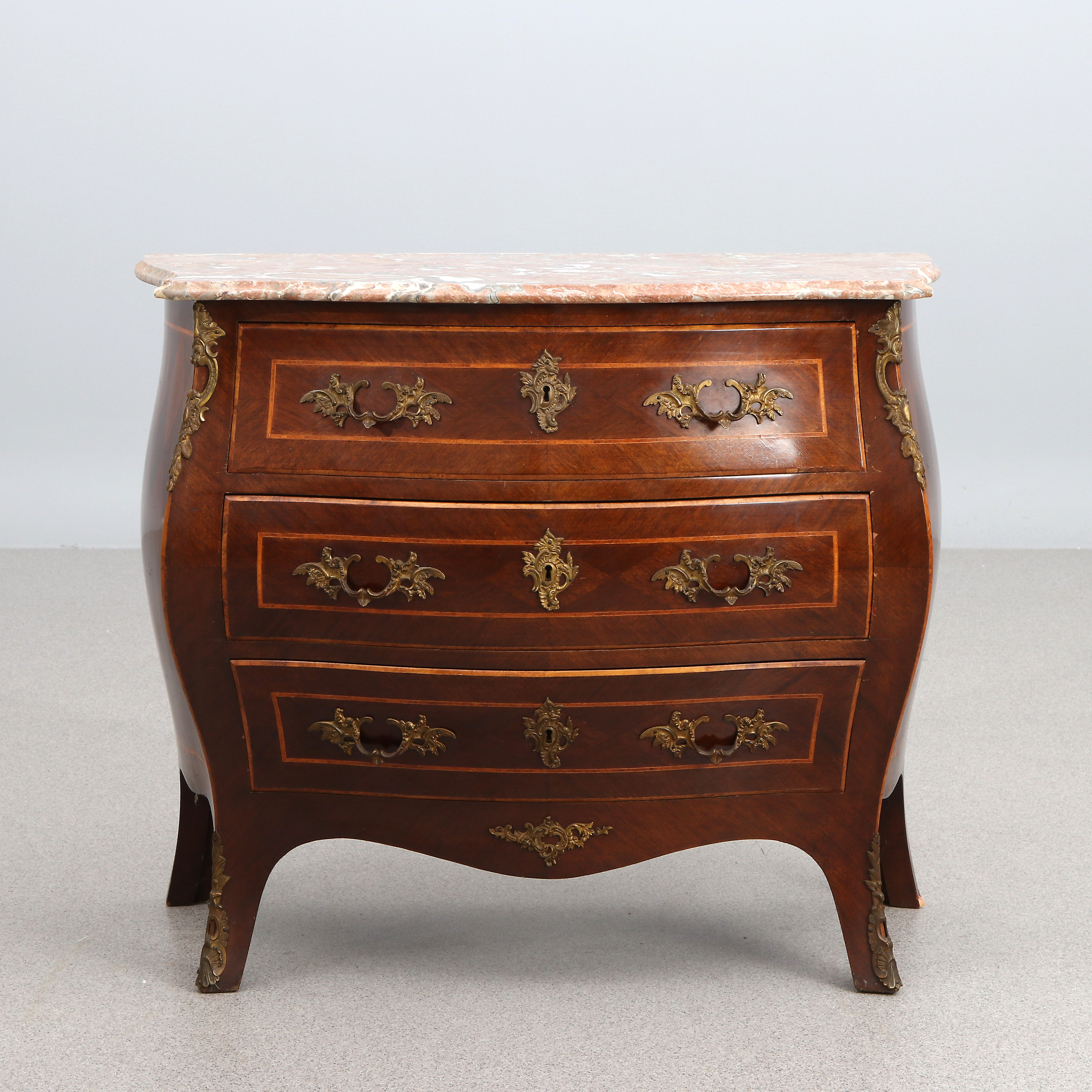 BYRÅ MED MARMORSKIVA. Mahogny med mässingsbeslag. Rokokostil, 1900-talets mitt.