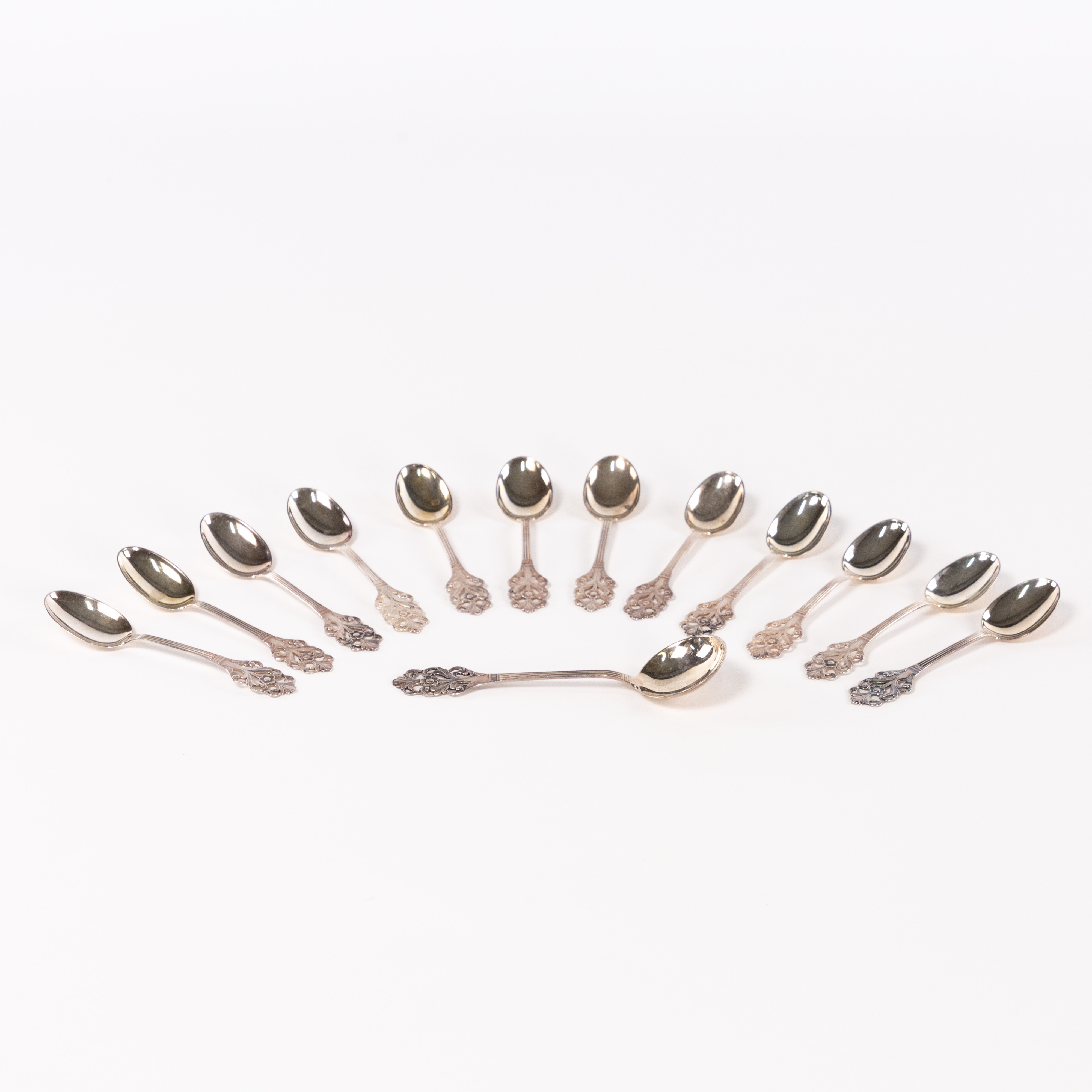 KAFFESKEDAR. Silver, 12+1 st.