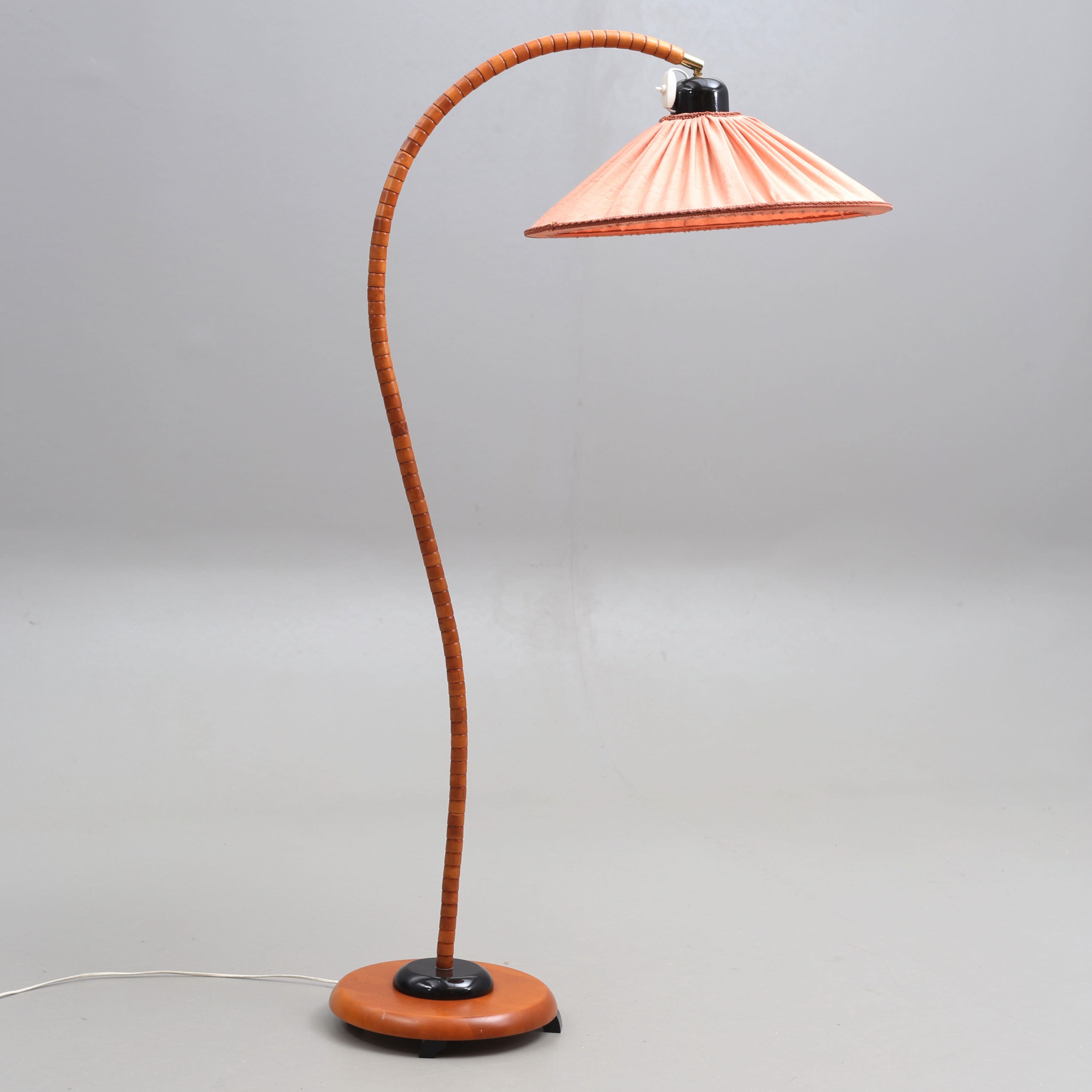 GOLVLAMPA, modell 1892, sk svanhalsmodell, björk, svarta detaljer, Markslöjd.