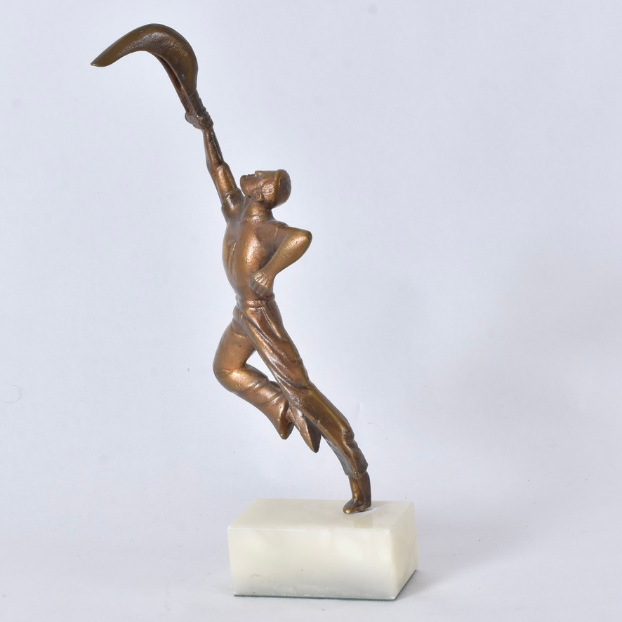 SKULPTUR, brons på vit marmorsockel.