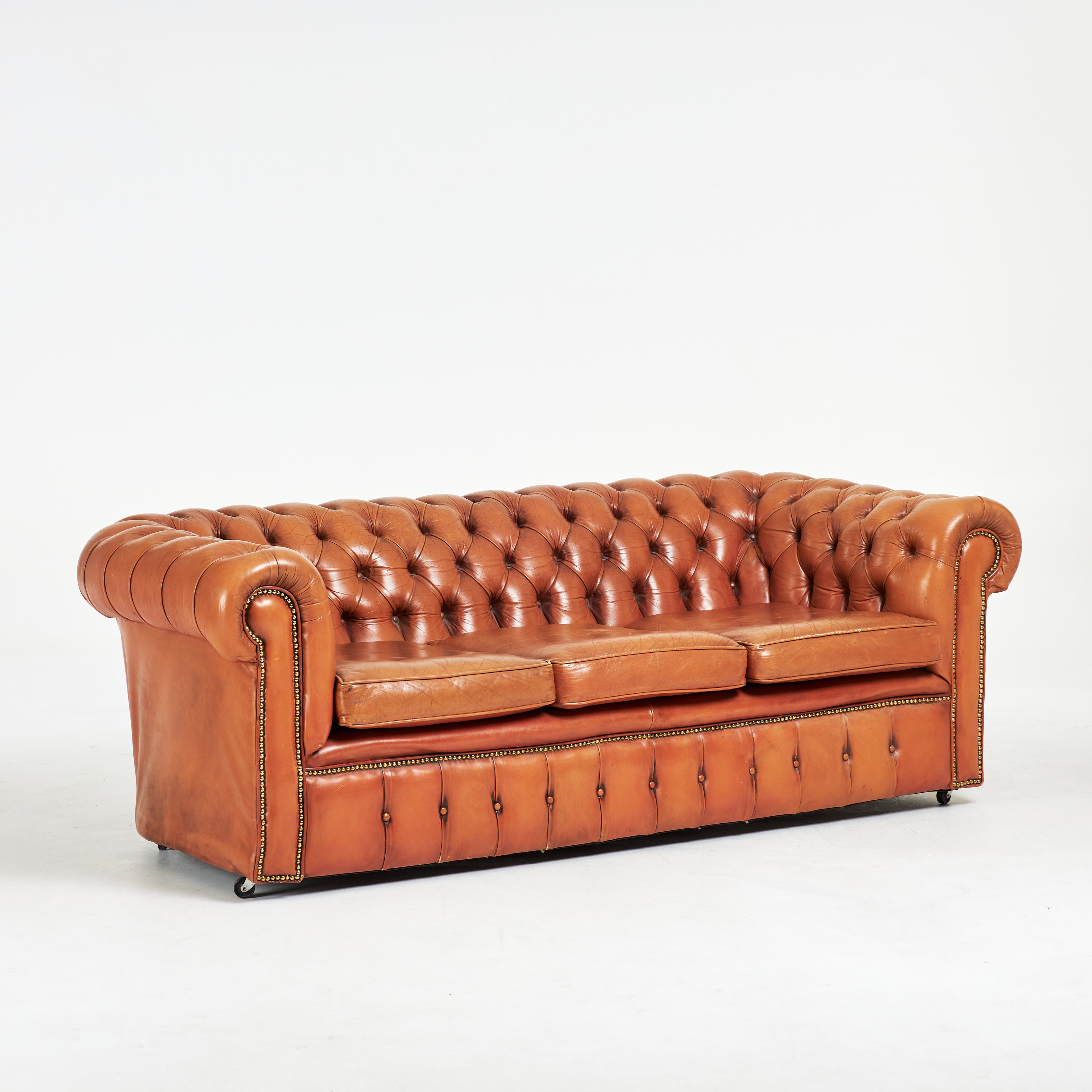 SOFFA. Chesterfield, skinnklädsel, pärlspikad dekor, lösa sittplymåer.