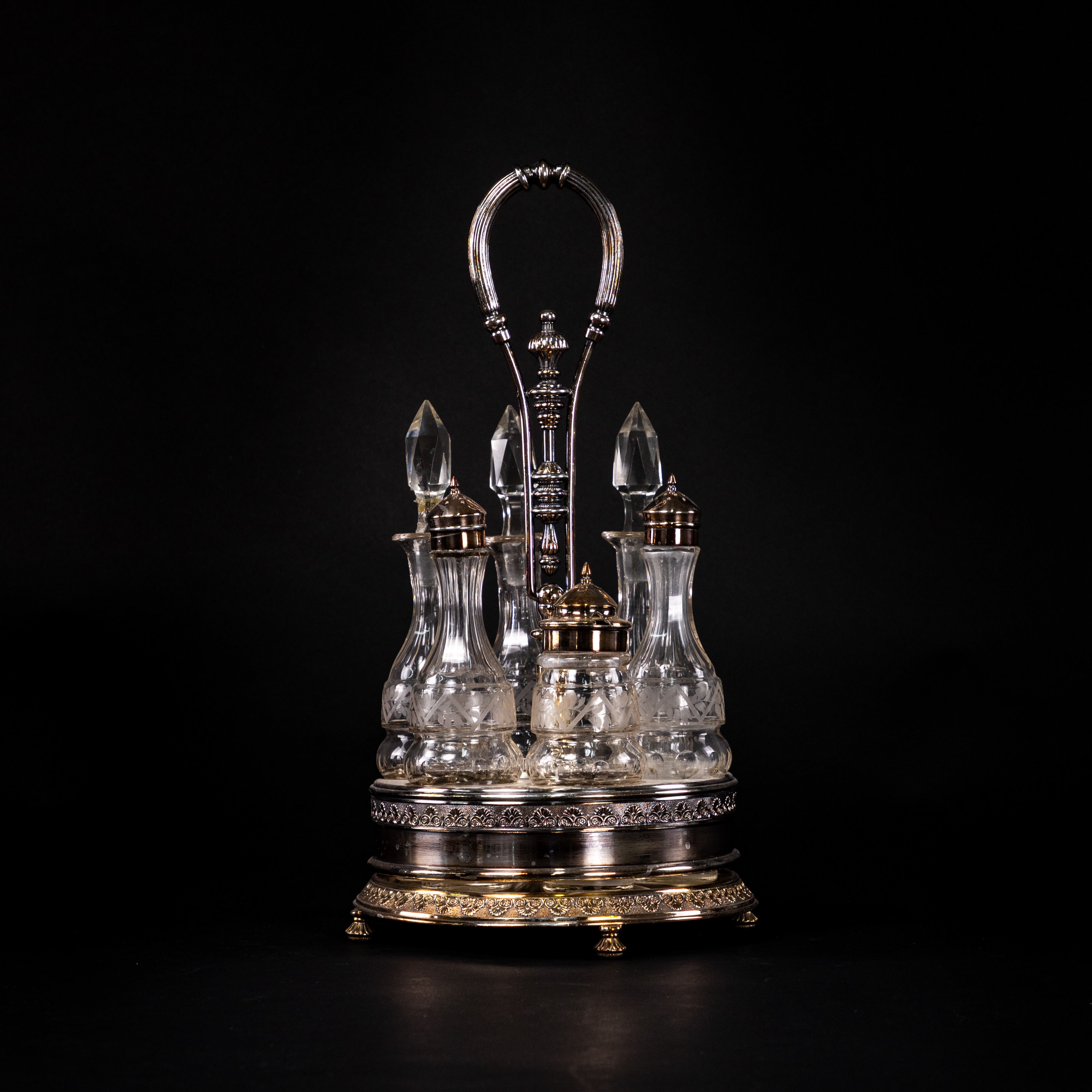 BORDSSURTOUT. Nysilver och glas, 1900-tal.