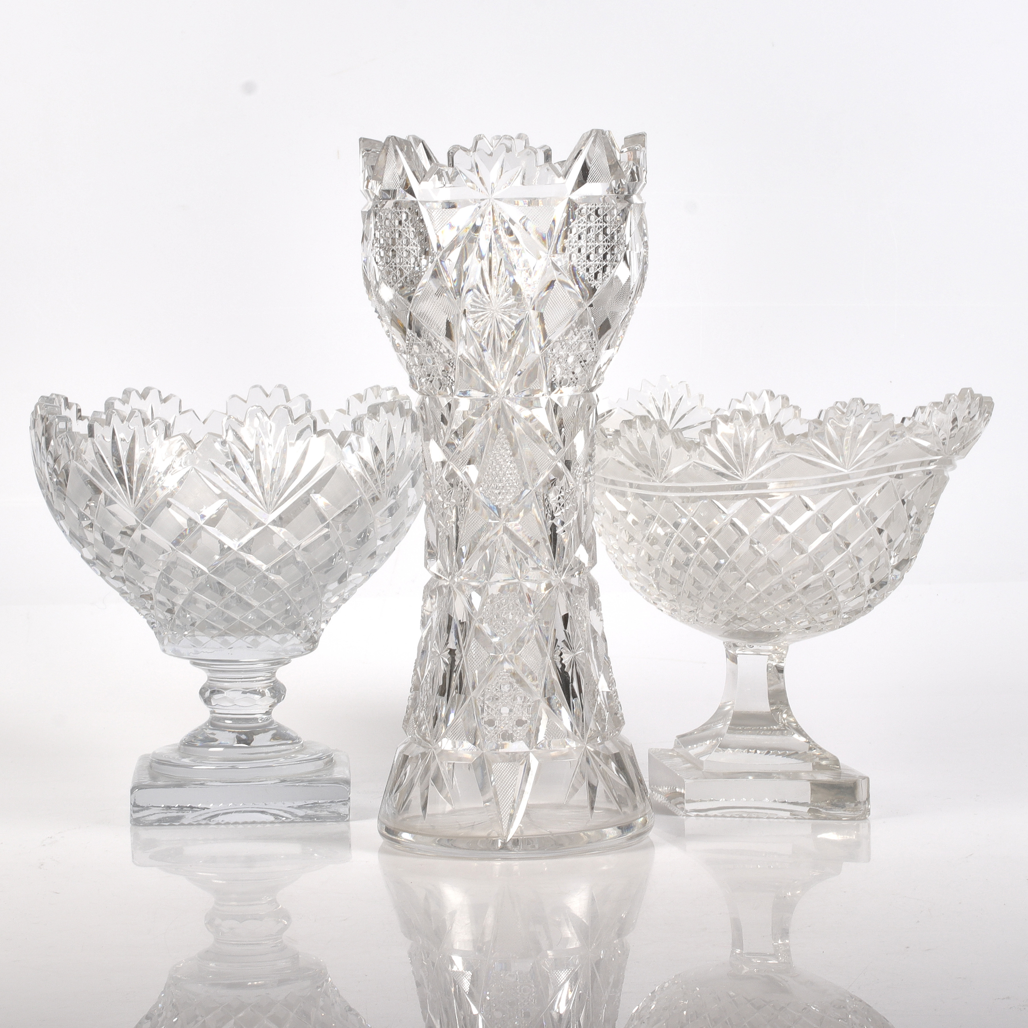 SKÅLAR på FOT och VAS, 3 delar, slipat glas. 1900-talets första hälft.