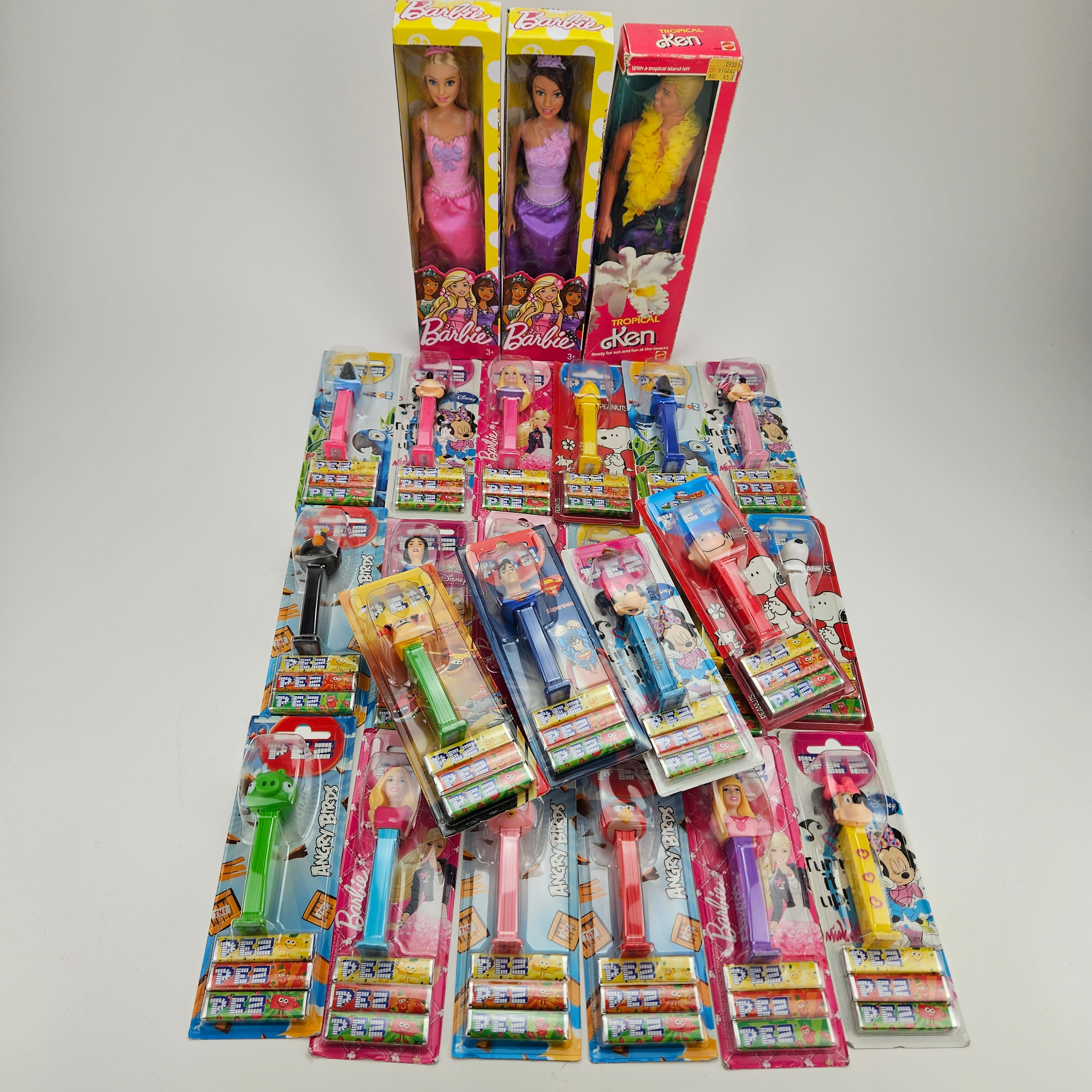 BARBIE OCH PEZ-AUTOMATER.