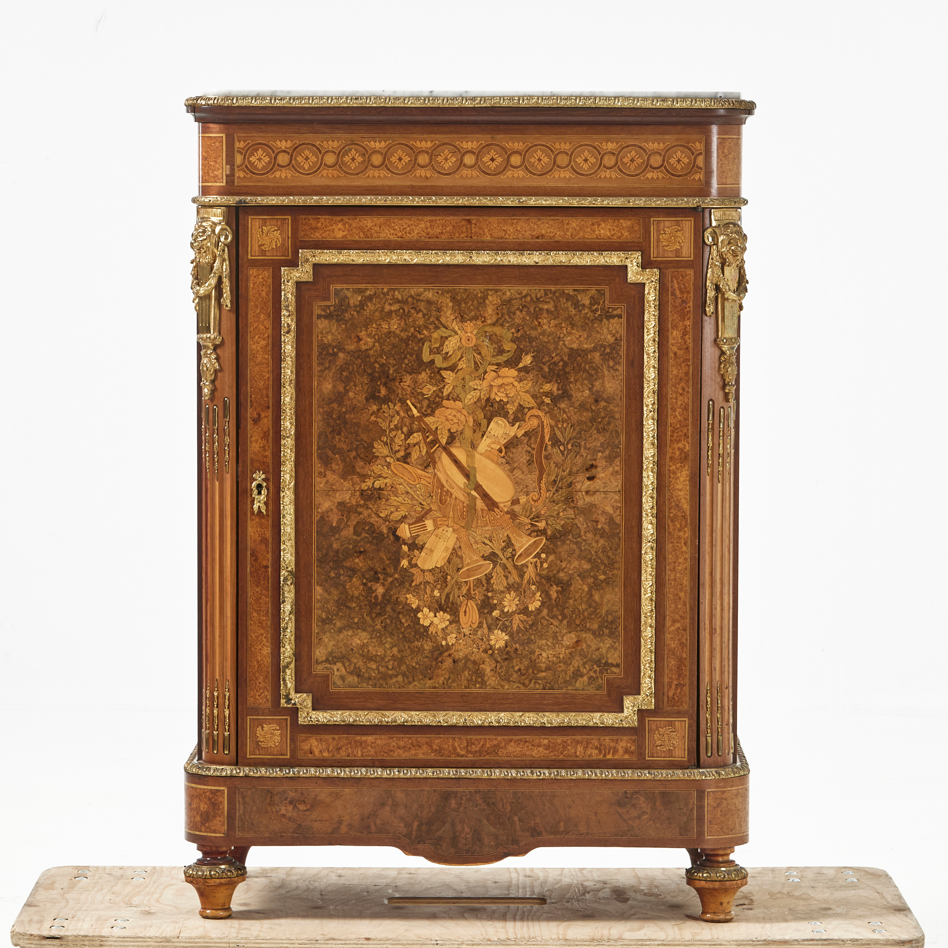 SKÅP, Louis XVI-stil, intarsiadekor, marmorskiva, beslag i mässing, skåpdörr med bakomliggande hyllplan, 1900-talets början.