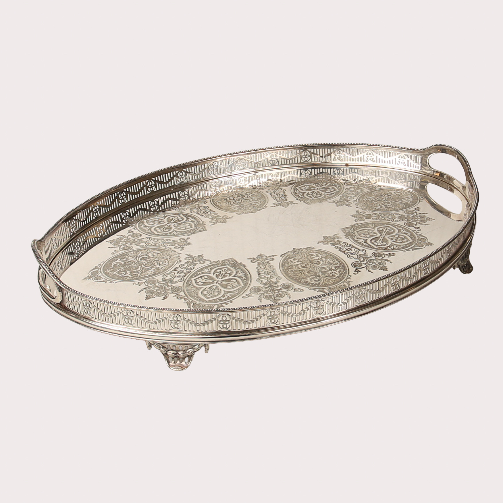 SERVERINGSBRICKA, försilvrad metall, genombrutet brätte, ornamenterad. Omkring 1900.