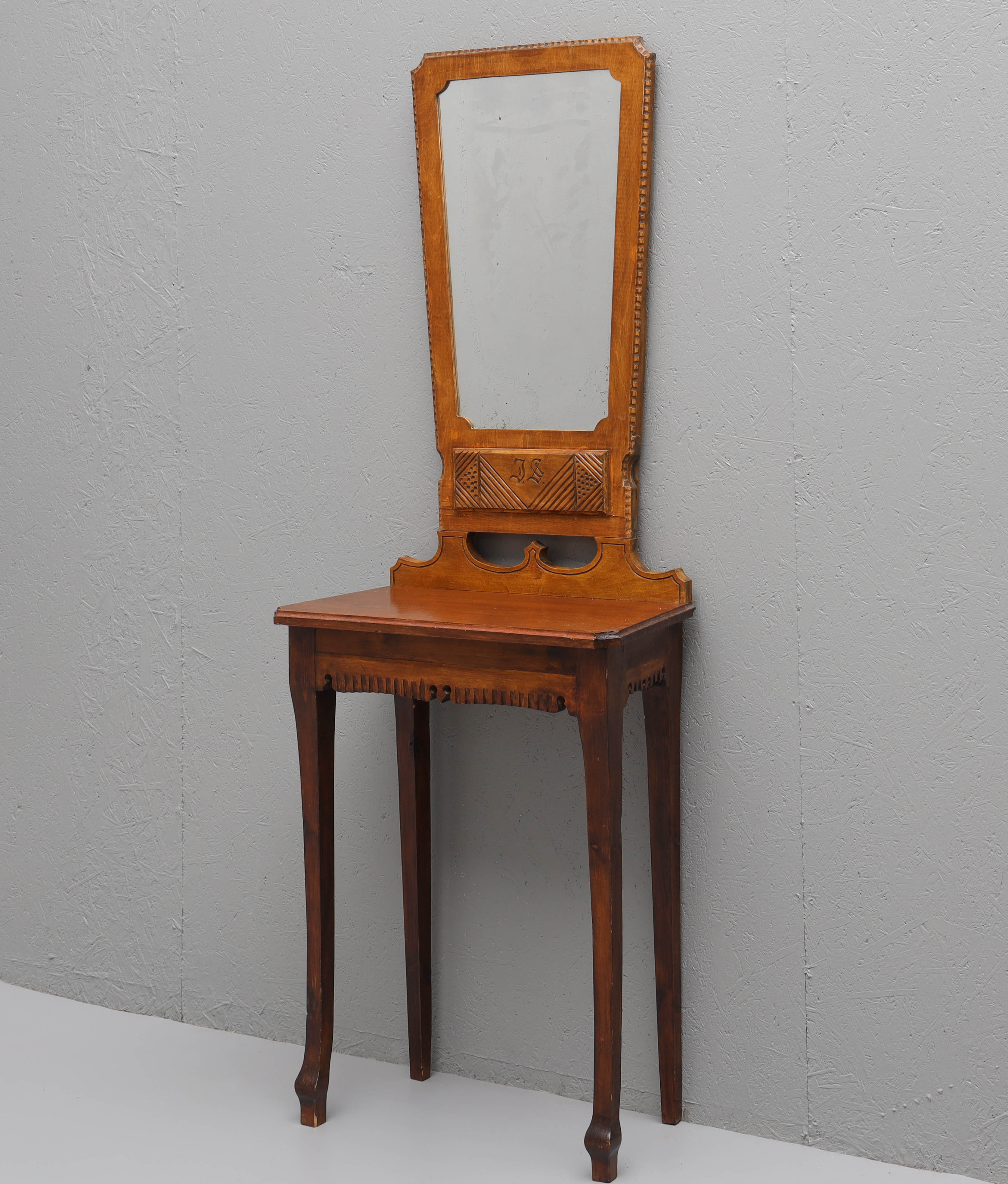 SPEGELBORD, betsat trä, skuren dekor med monogram, jugend, tidigt 1900-tal.
