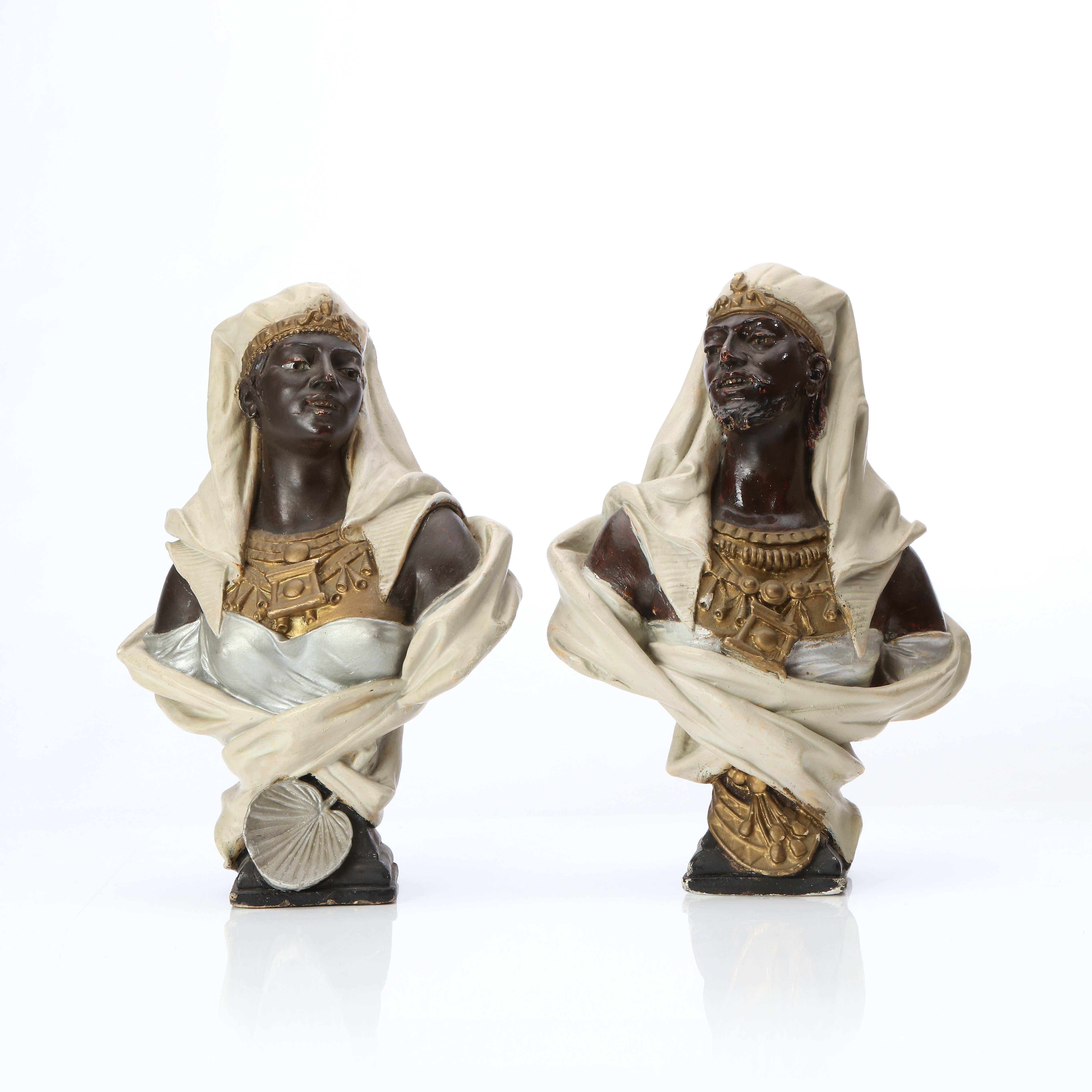BYSTER, ETT PAR. Bemålad gips. Egyptiserande par. 18/1900-tal.