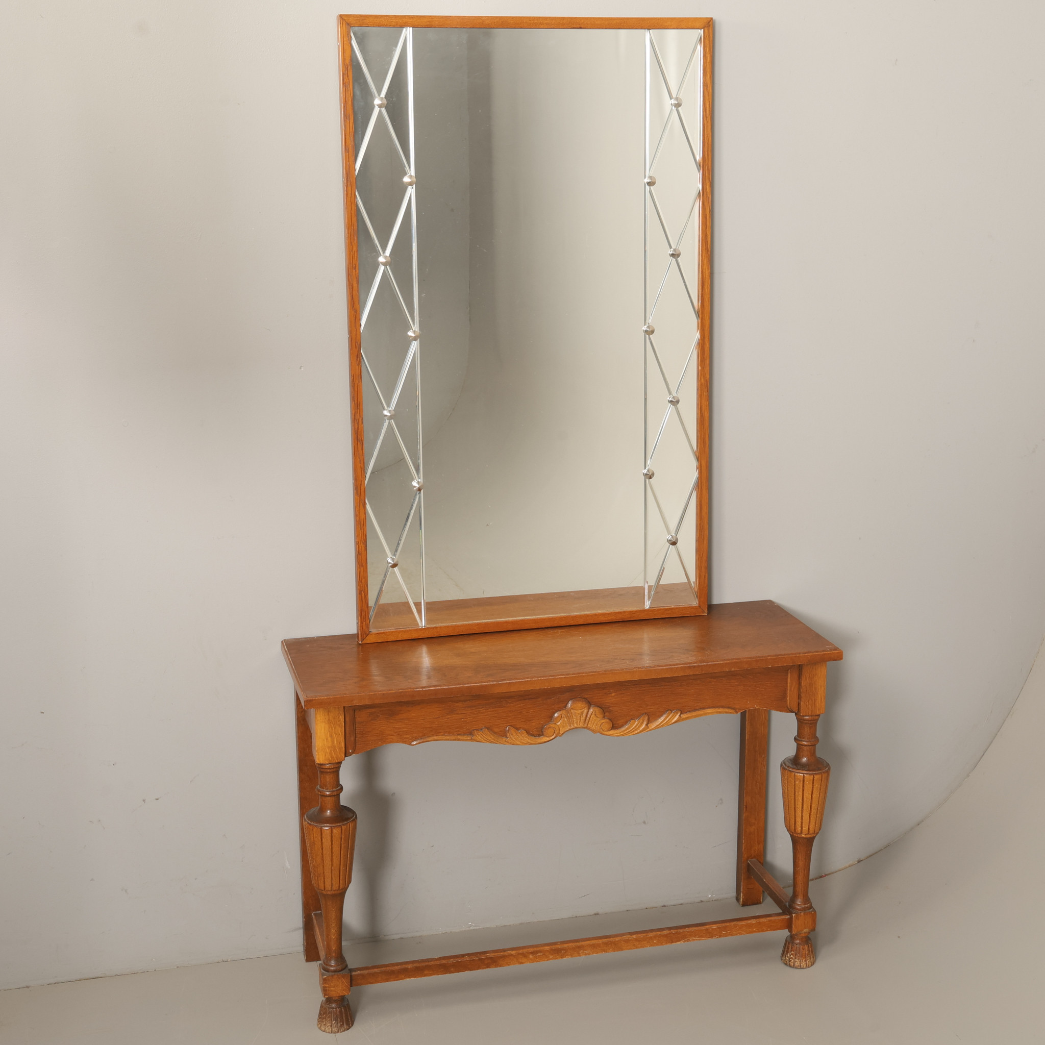 SPEGEL MED KONSOLBORD, Atelje Glas & Trä, Hovmantorp. 1900-tal.