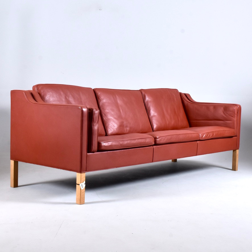 BØRGE MOGENSEN. soffa, bok med röd läderklädsel, modell 2213, design för Fredericia Möbelfabrik 1962.