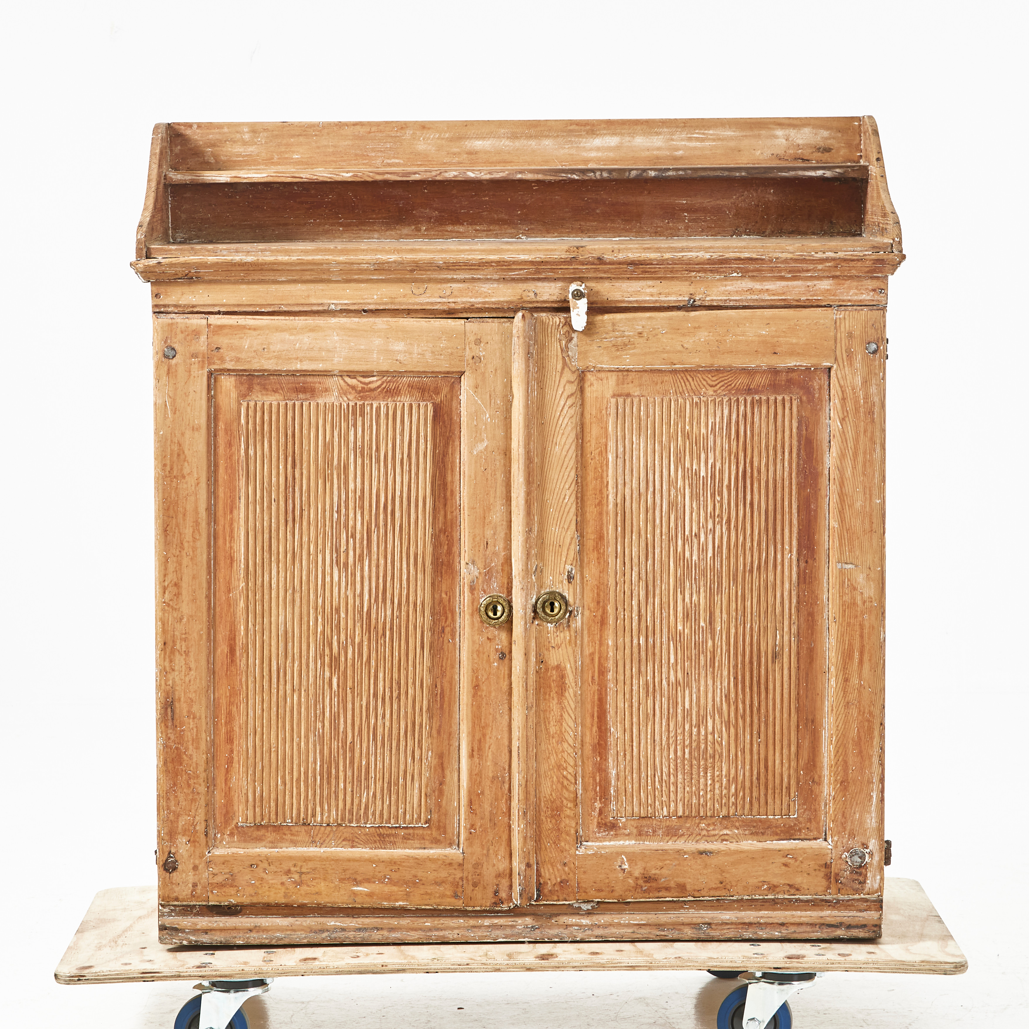 SKÄNK, 1700-talets slut, gustaviansk, räfflade dörrar, furu.