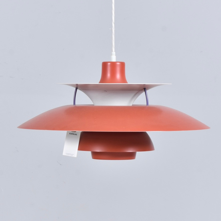 POUL HENNINGSEN. Taklampa, rödlackerad metall, PH5, Louis Poulsen.