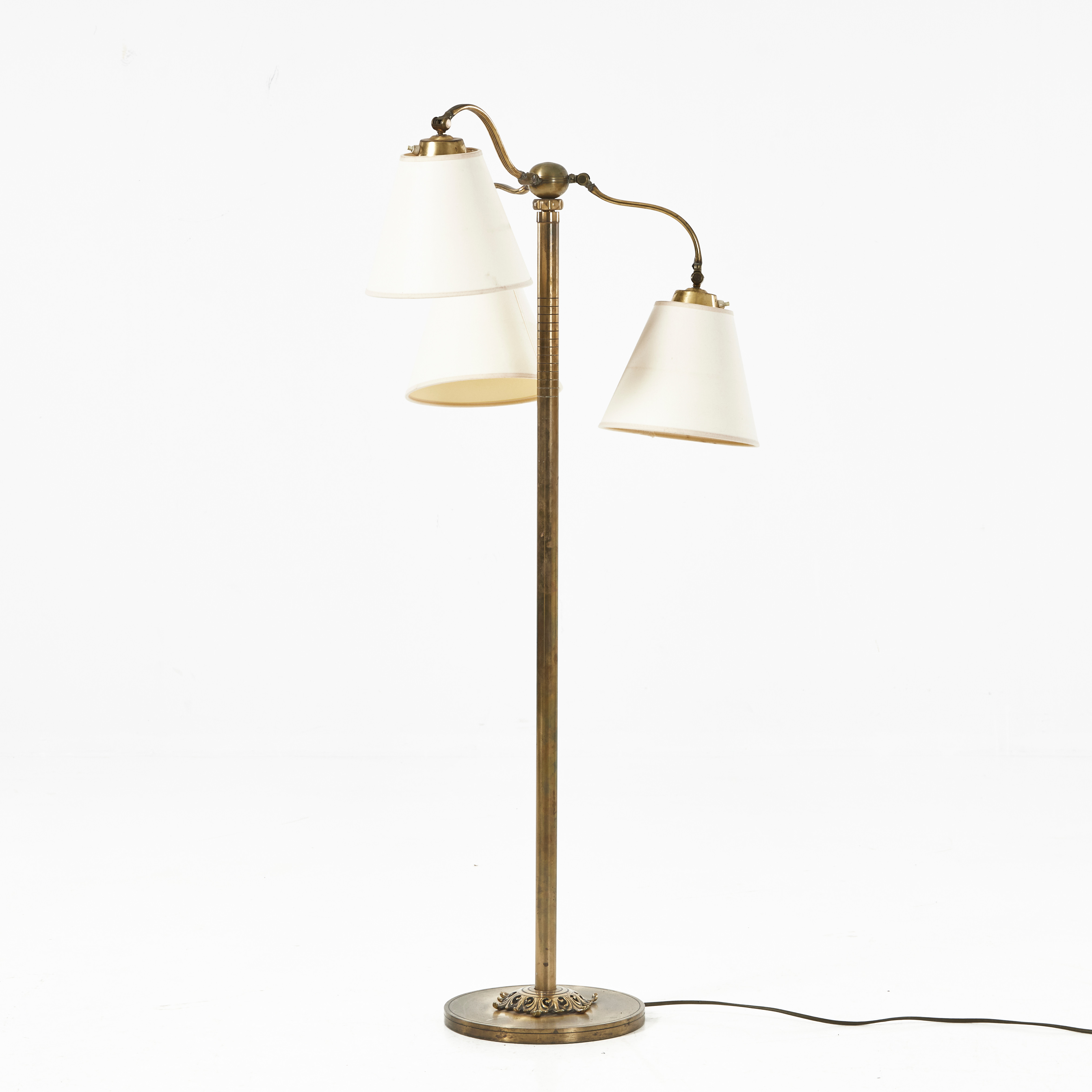GOLVLAMPA. 1940/50-tal, mässing, 3 armad.