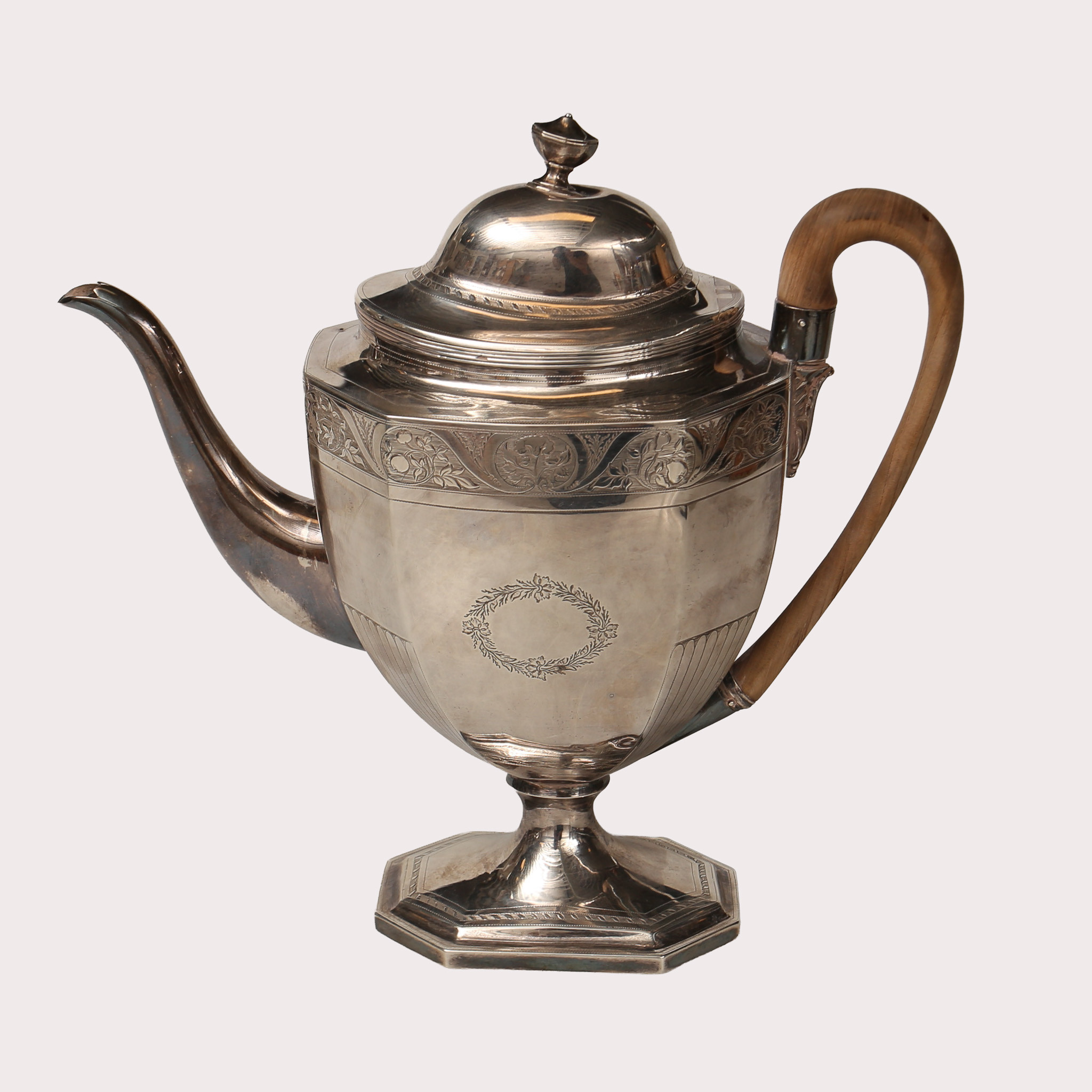 KAFFEKANNA, silver, sterling 925, trähandtag, London, George III (1760-1820) år 1802. Totalvikt 792,9 gram.
