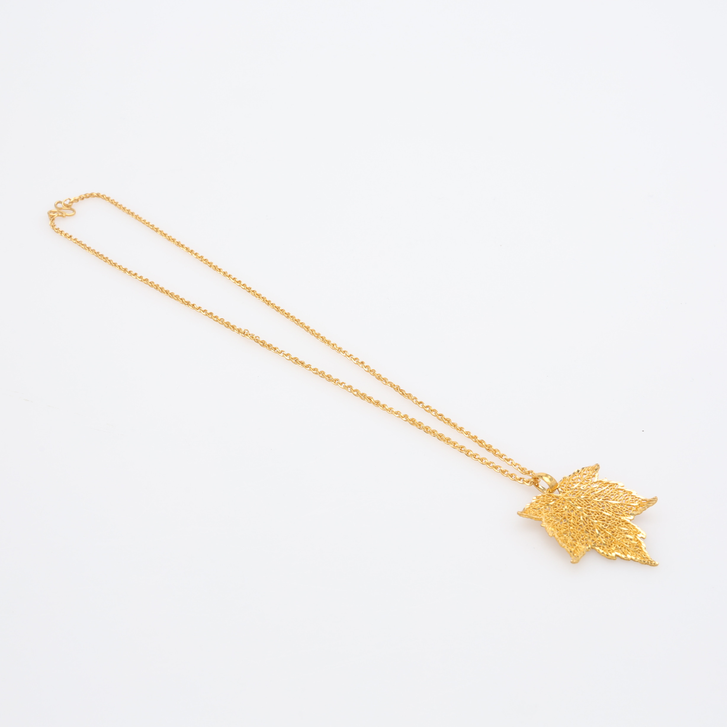 COLLIER MED HÄNGE I FORM AV BLAD, 24K GULD, VIKT CA 15,5 GRAM.