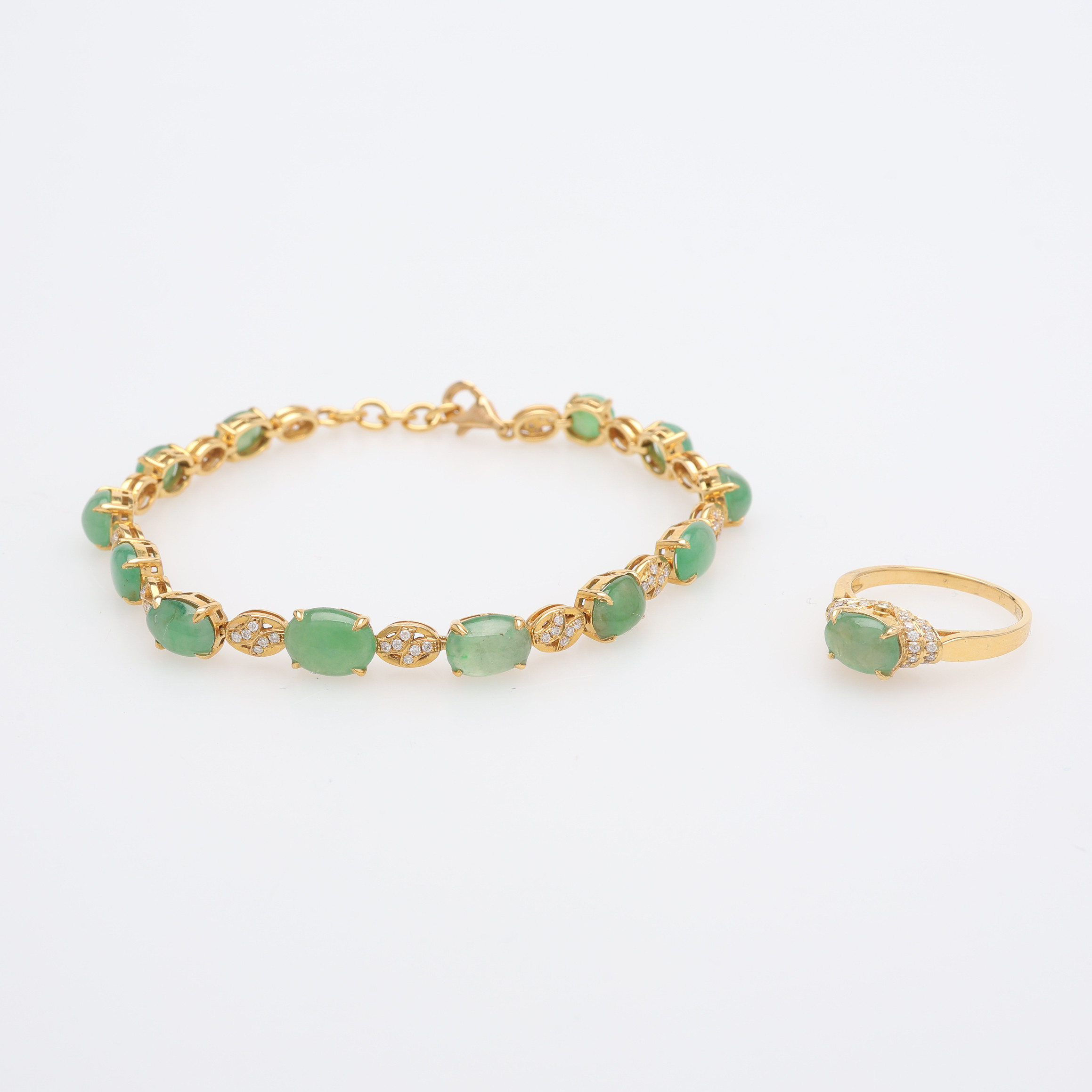 ARMBAND SAMT RING, 18K GULD MED NEFRIT OCH VITA STENAR, TOTAL VIKT CA 14 GRAM.
