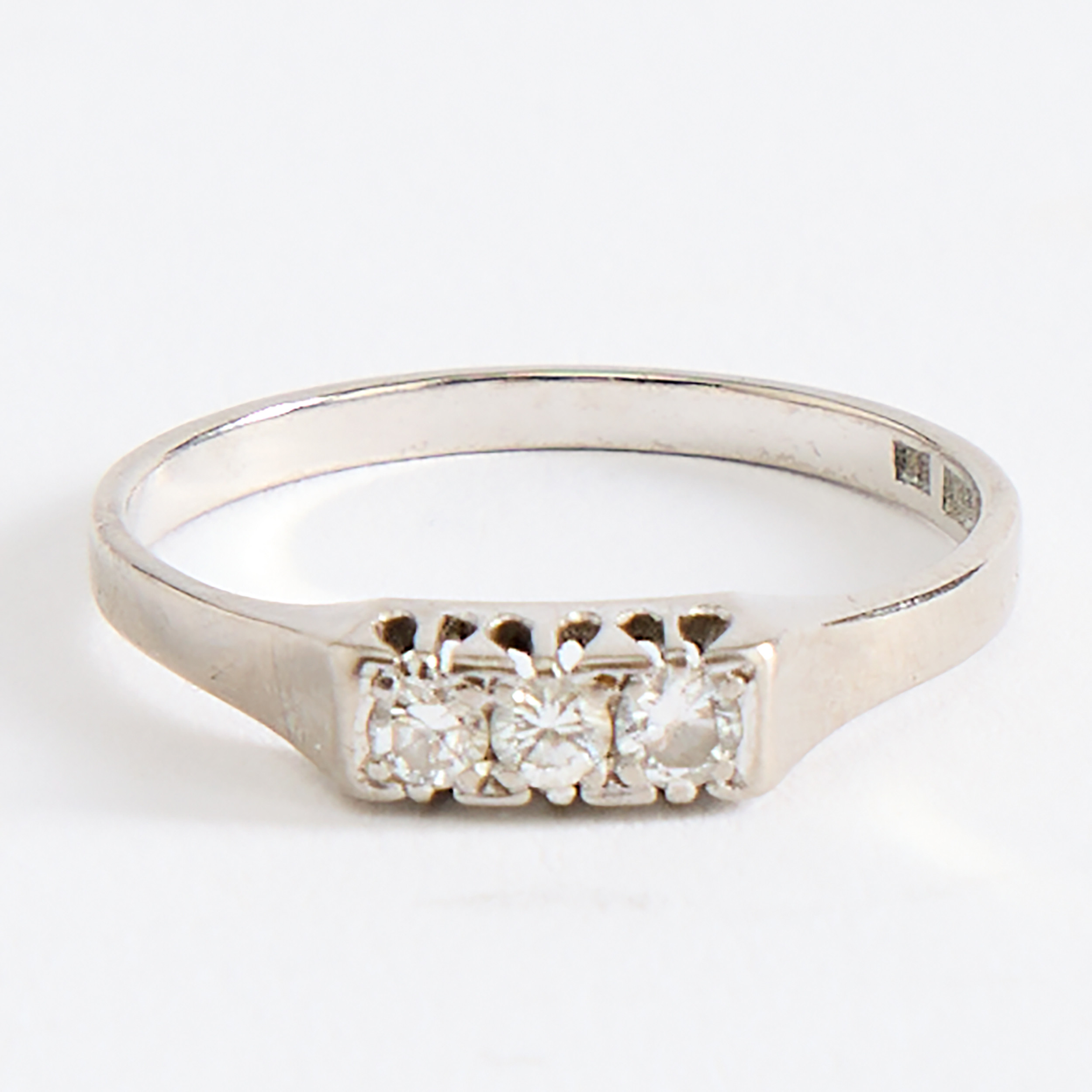TRESTENRING, guld 18K med tre diamanter.