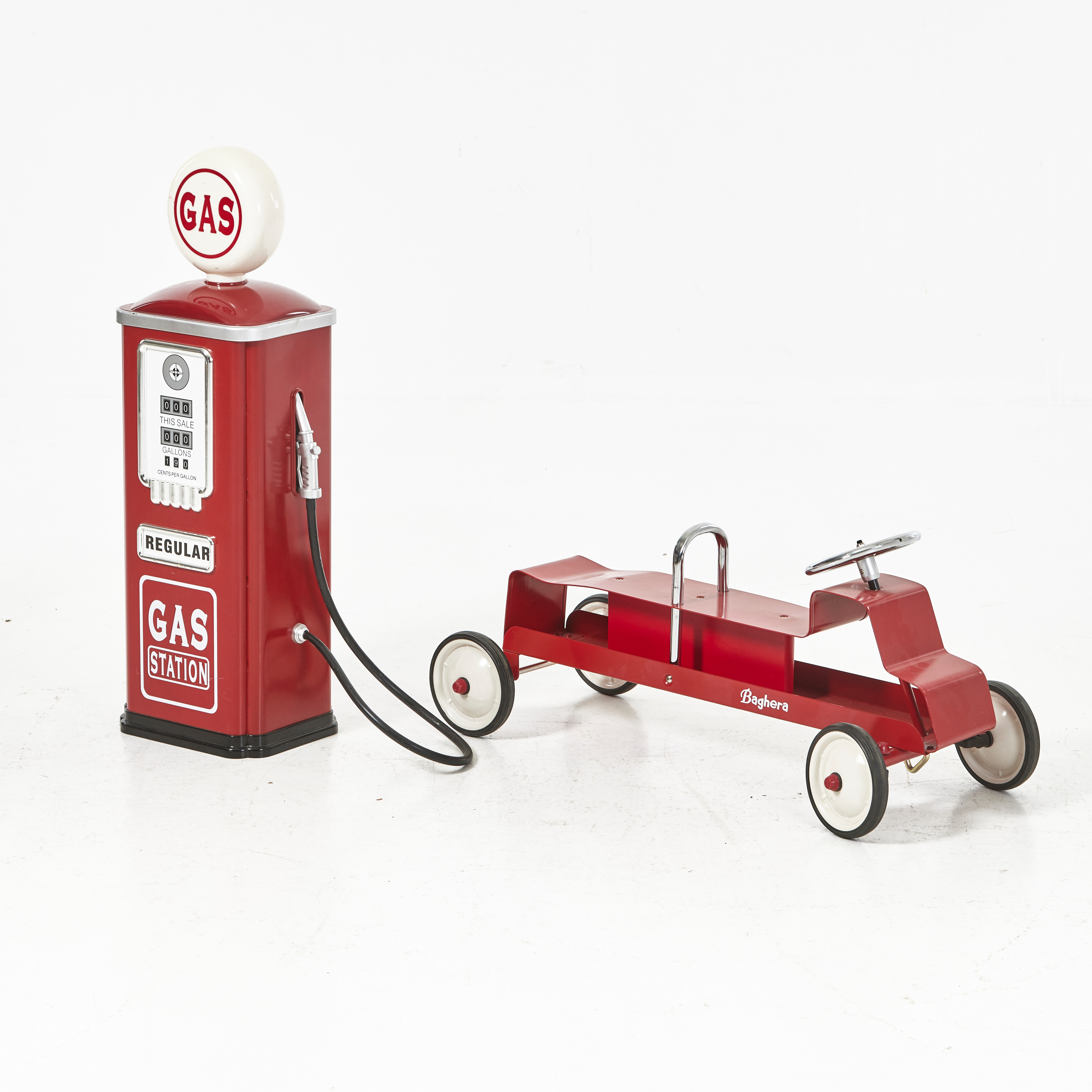 TANKSTATION och GÅBIL, Baghera, rödlackerad metall och plast.