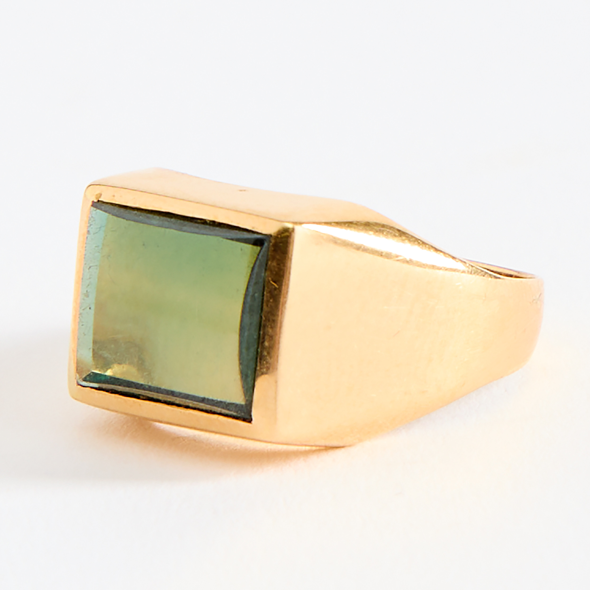 KLACKRING, guld 18K med grön sten.
