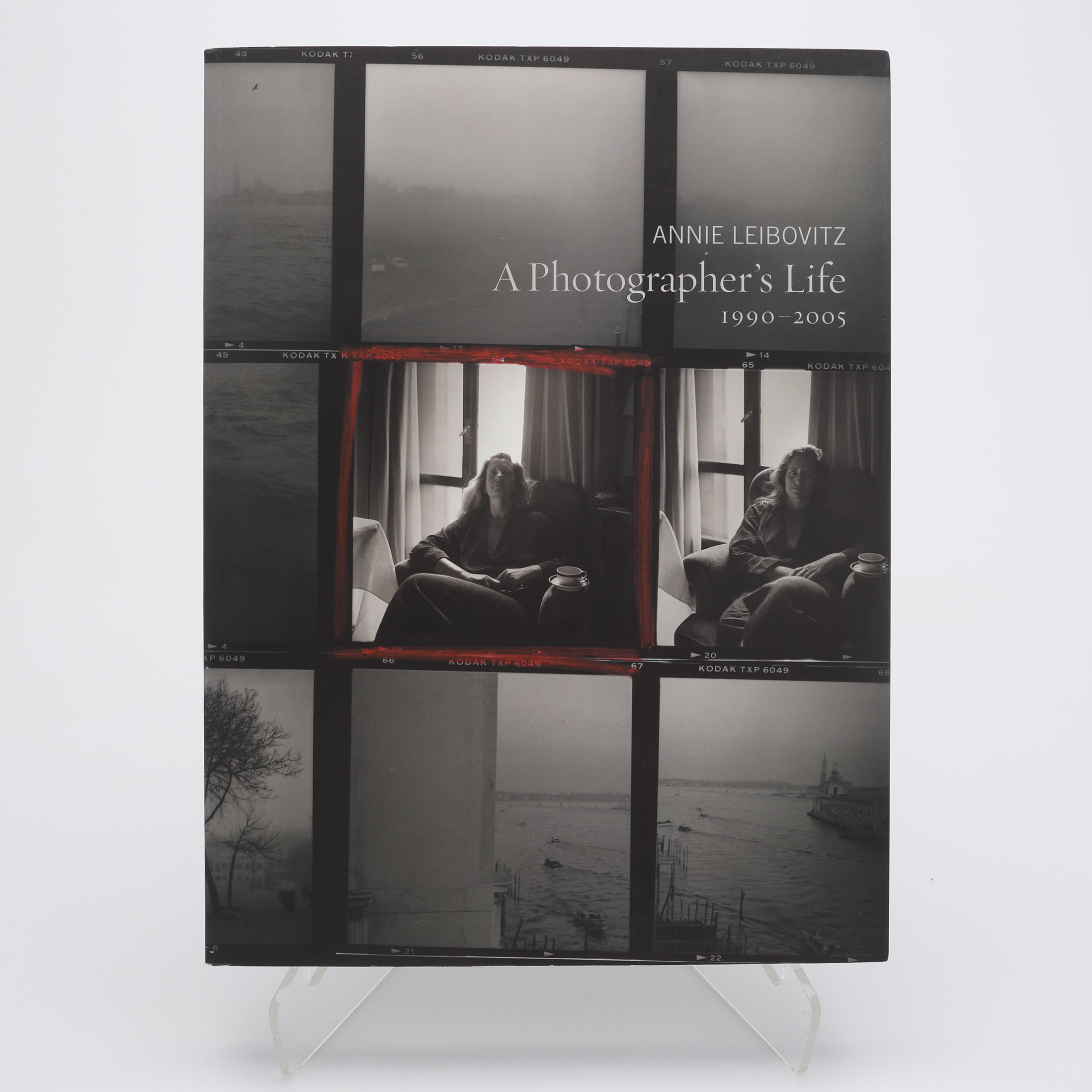 FOTO. DEN AMERIKANSKE FOTOGRAFEN ANNIE LEIBOVITZ "A PHOTOGRAPHER'S LIFE: 1990-2005", 2009 - SIGNERAD.