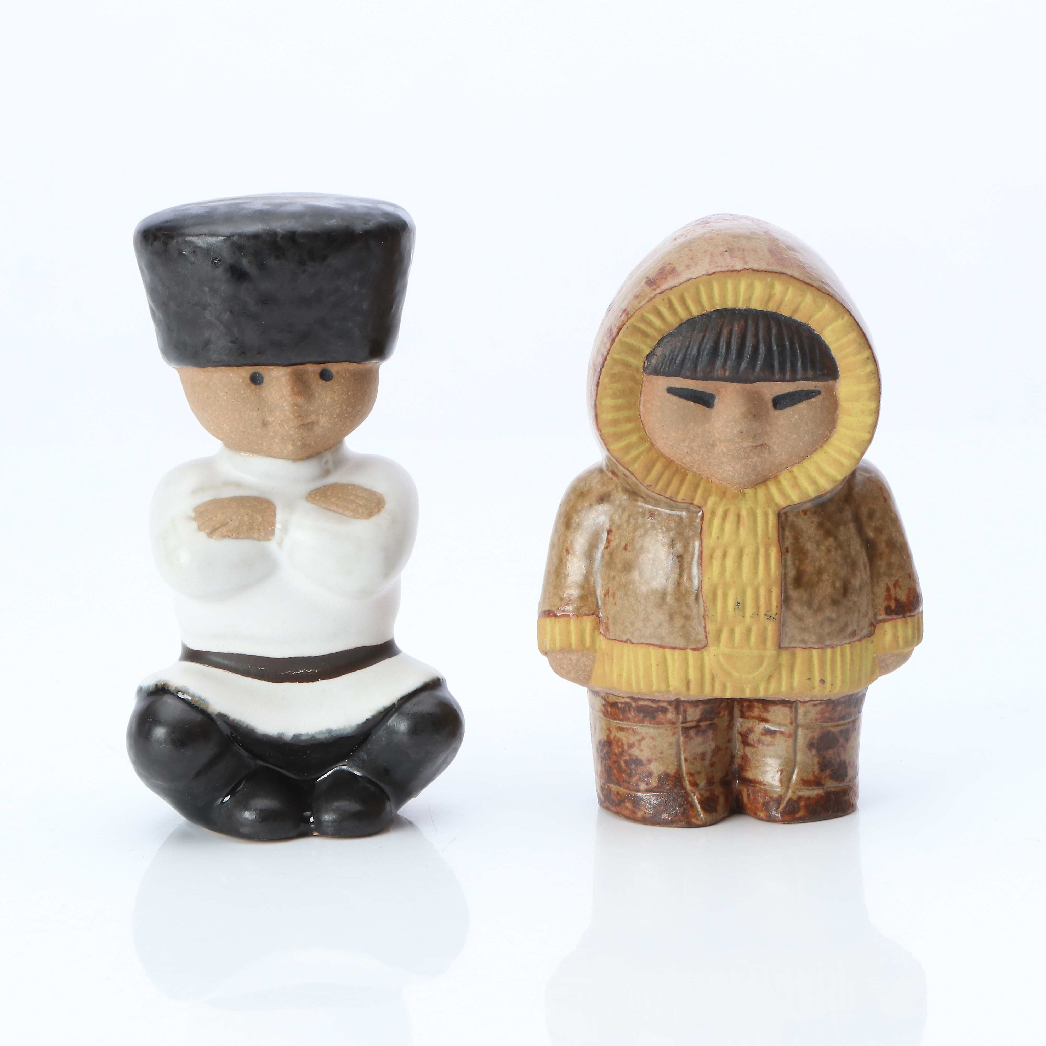 LISA LARSON. FIGURINER, TVÅ ST. Stengods. Ur Världens Barn.