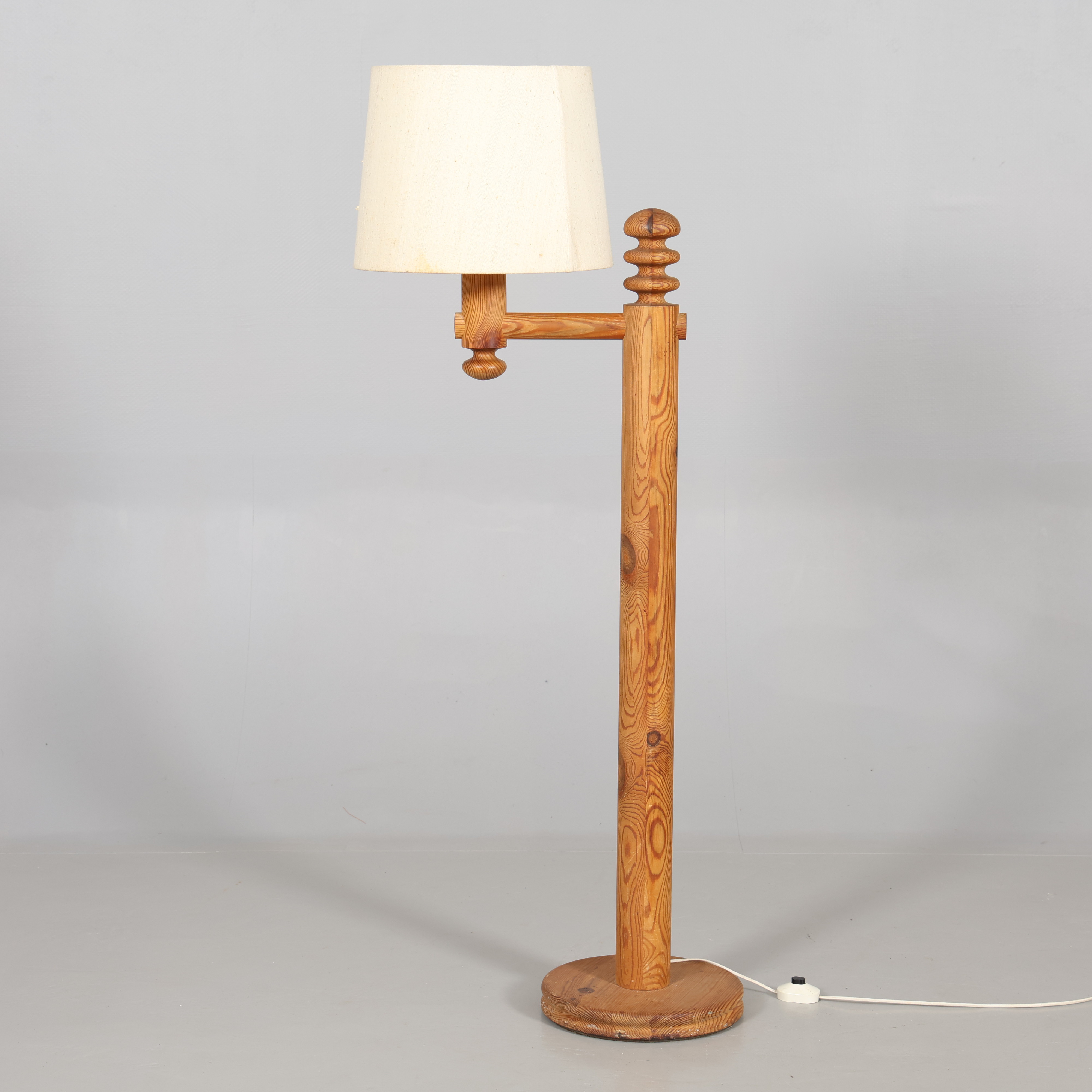 ERIK HÖGLUND. GOLVLAMPA, oljad furu.