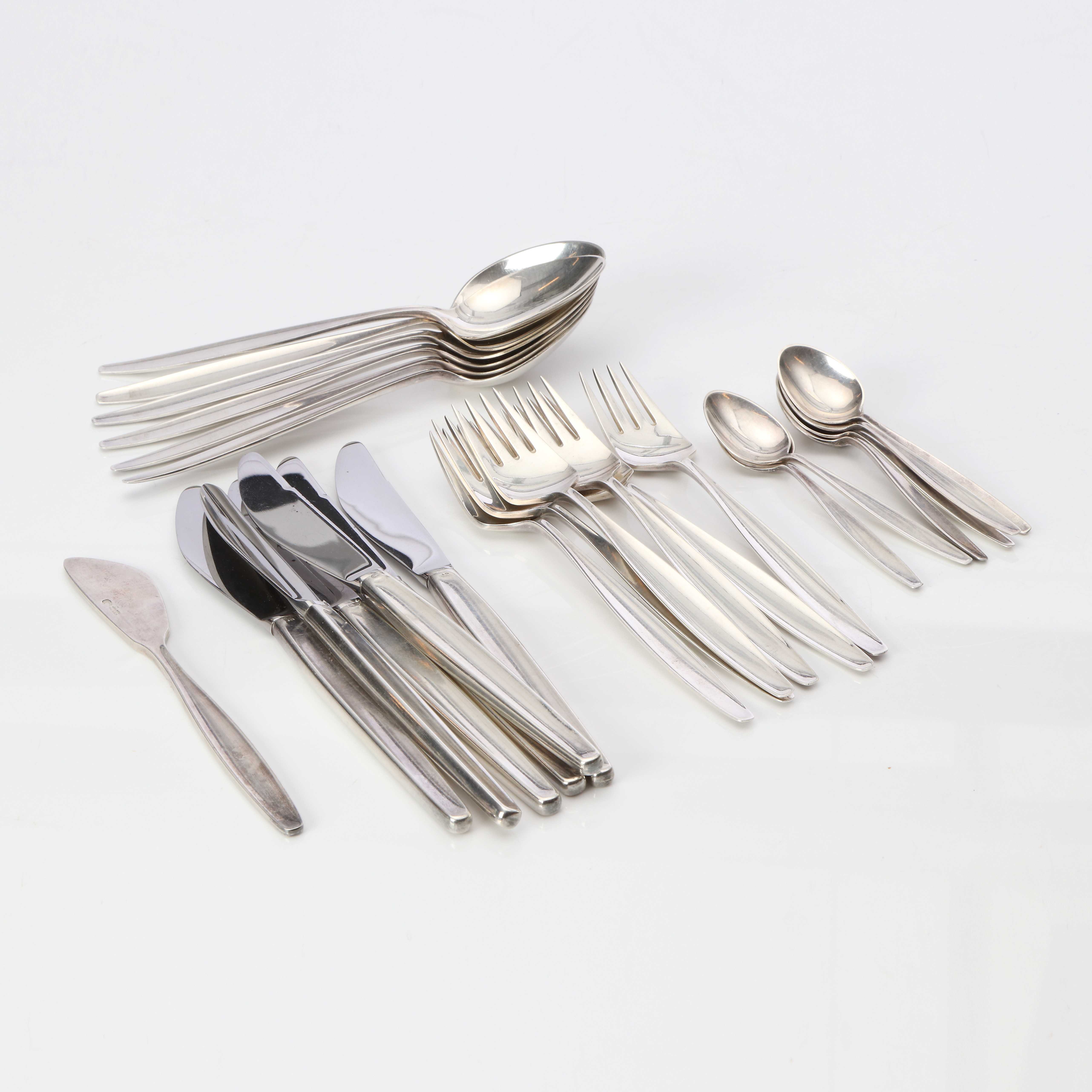 GEORG JENSEN, BESTICK, 25 DELAR. Sterlingsilver. "Cypress". Vikt exklusive knivar med fyllda skaft ca 625 gram.