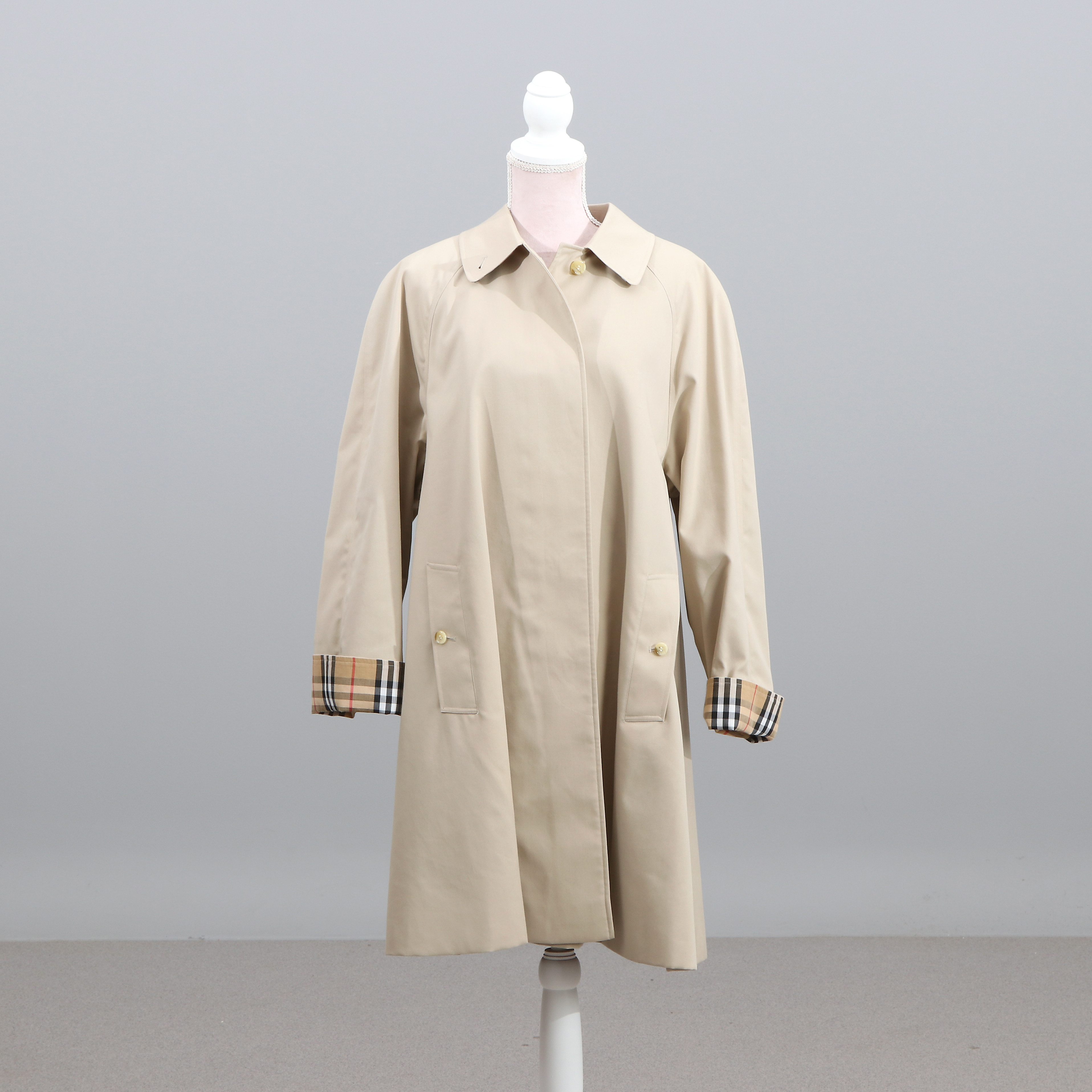BURBERRY, KAPPA. Beige bomullsblandning, fodrad med Burberry-rutan.
