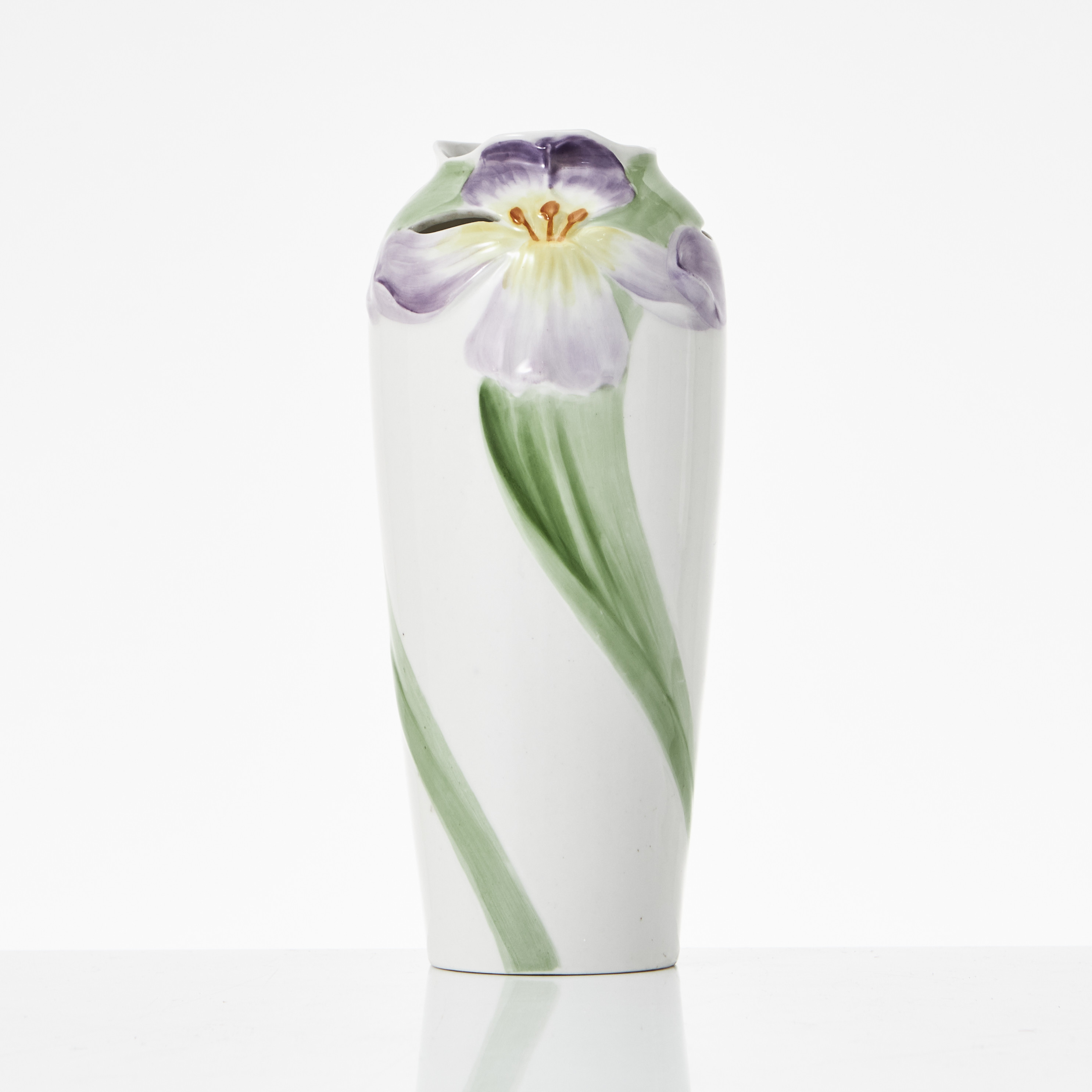VAS, jugend, porslin, Rörstrand. Dekor av blommor i relief.
